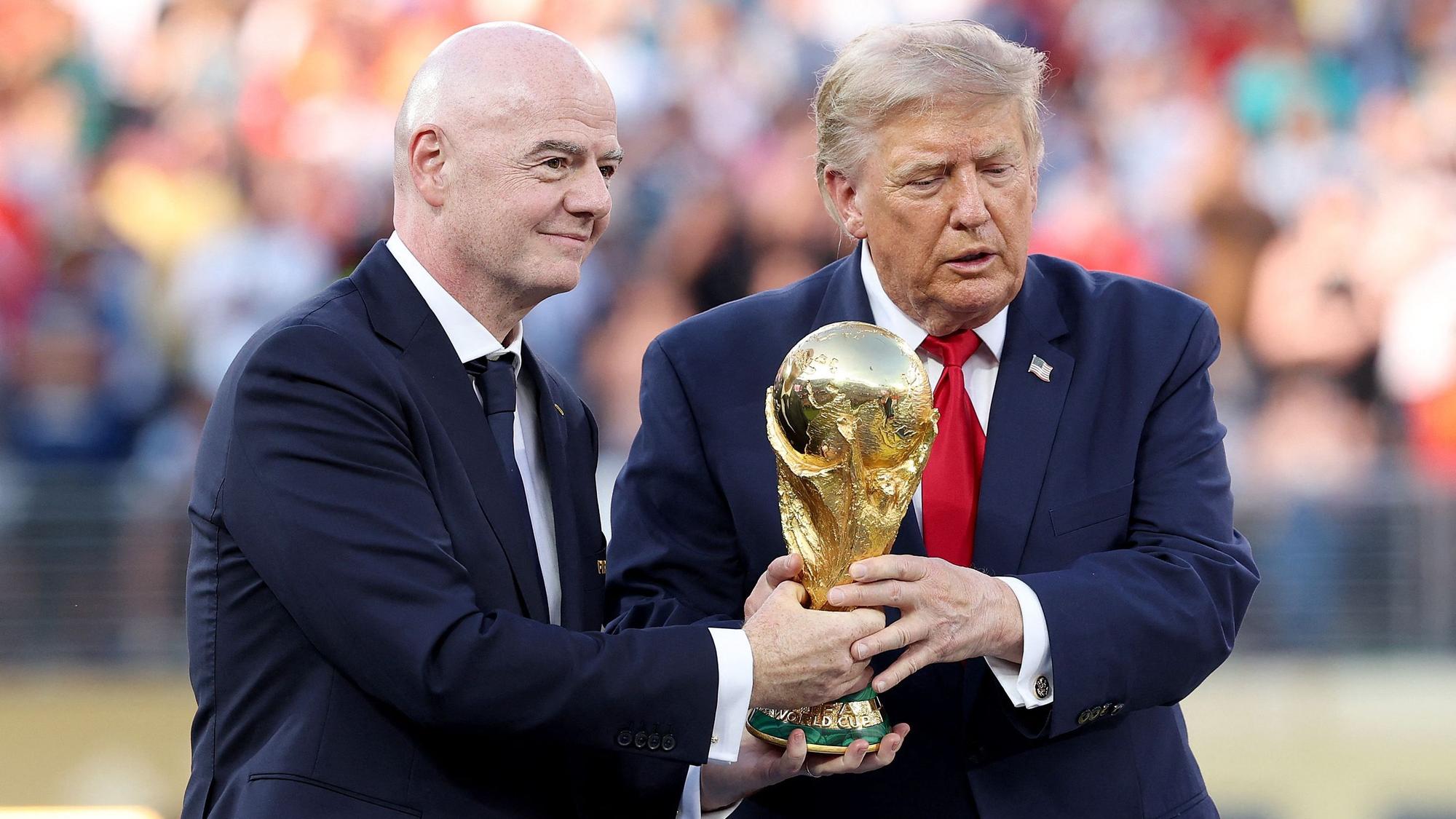 US-Präsident Donald Trump und Fifa-Präsident Gianni Infantino (l.) posieren mit dem WM-Pokal.