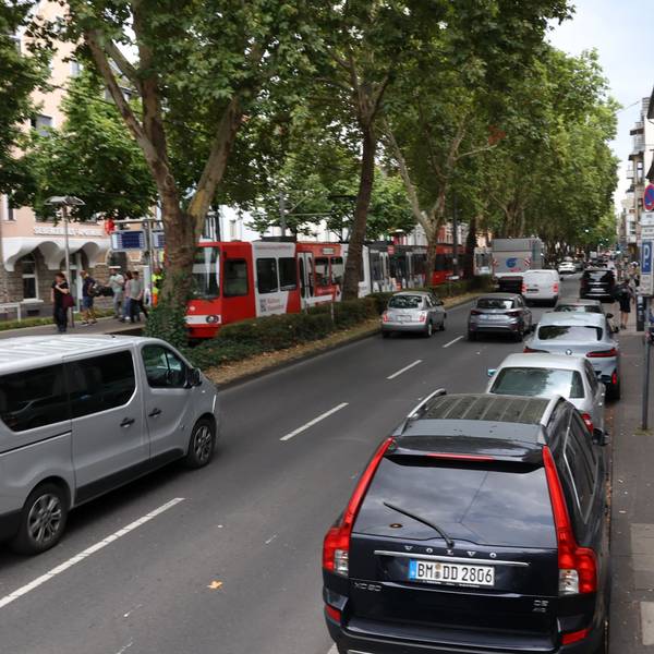 Die Stadt Köln hat auf der Luxemburger Straße zwischen Barbarossaplatz und Militärringstraße in beiden Fahrtrichtungen die Höchstgeschwindigkeit auf 30 Stundenkilometer reduziert.