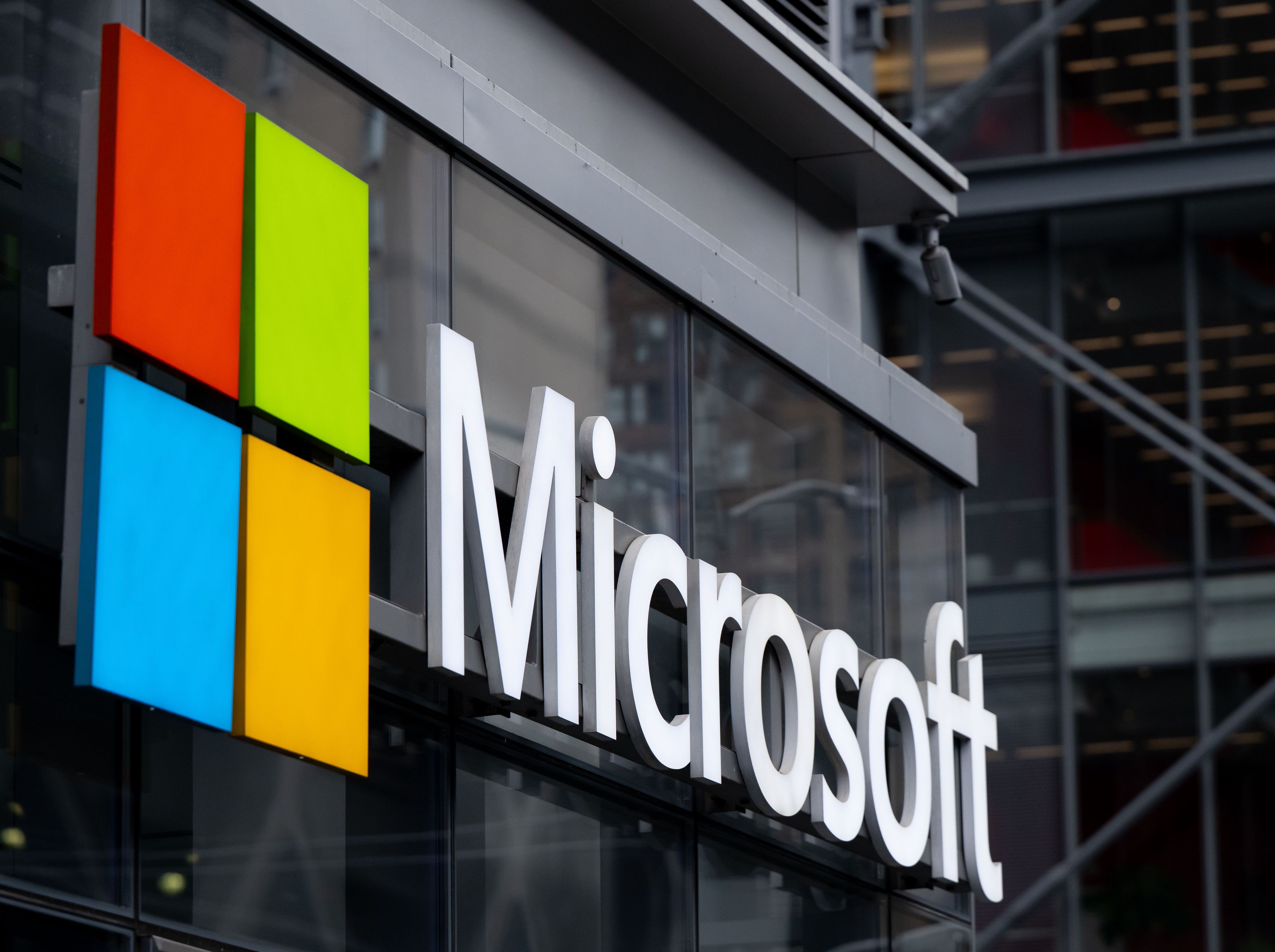Das Foto zeigt das Microsoft-Logo an einem Gebäude.