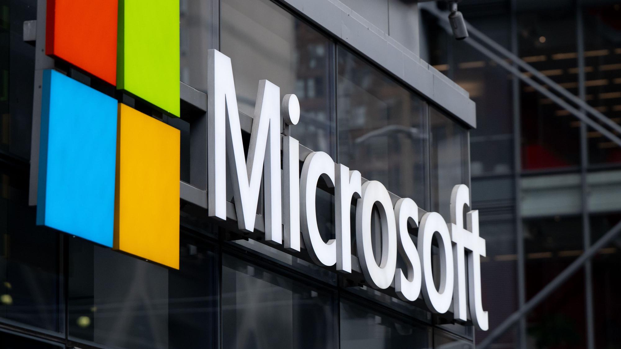 Das Foto zeigt das Microsoft-Logo an einem Gebäude.