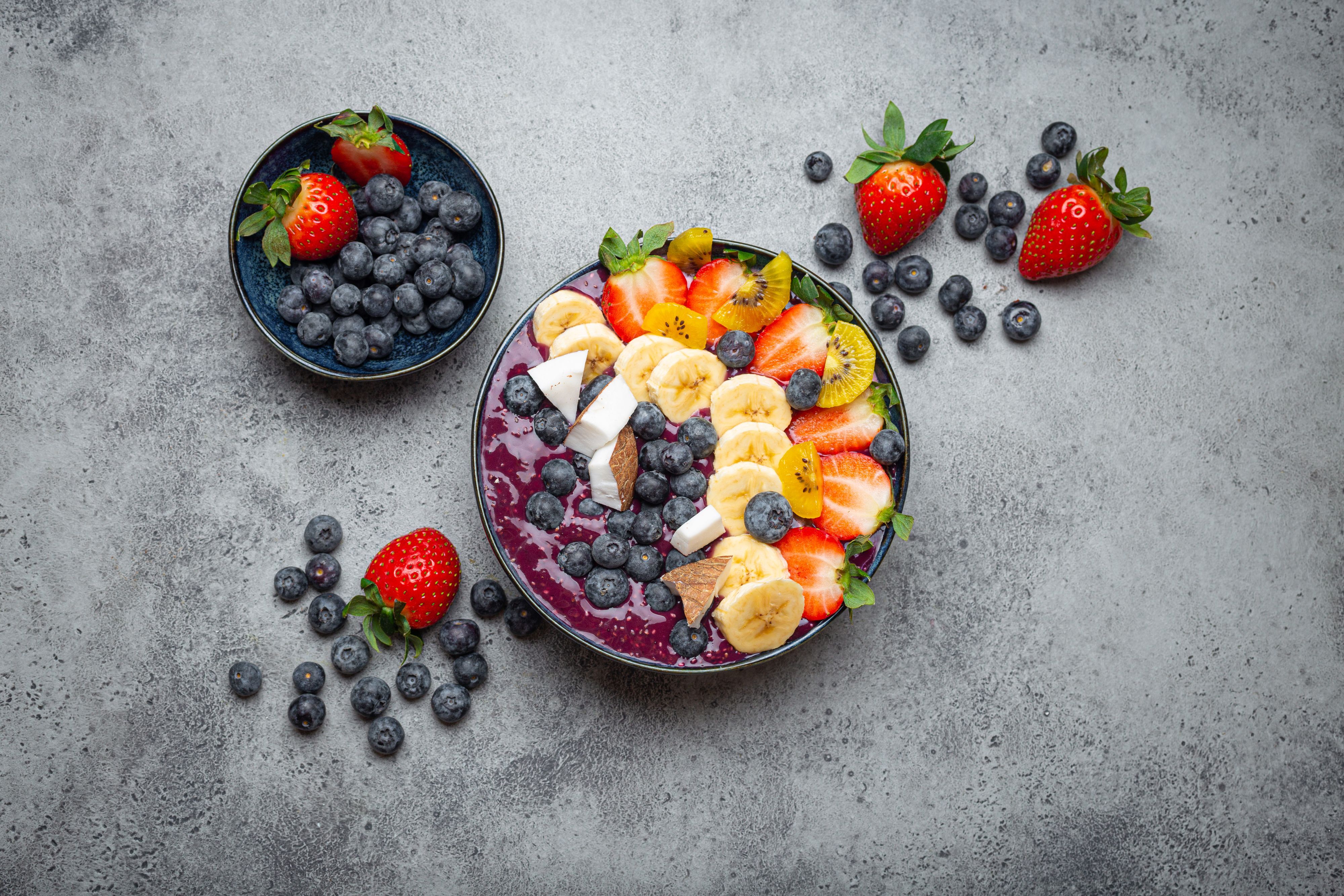 Eine Açaí-Bowl mit frischen Früchten obenauf.