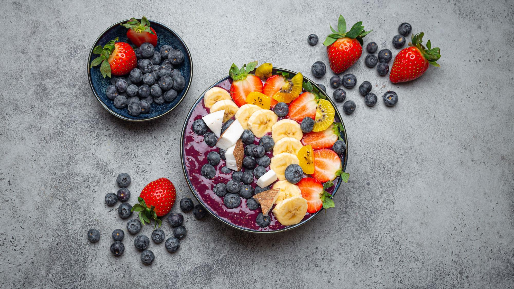 Eine Açaí-Bowl mit frischen Früchten obenauf.
