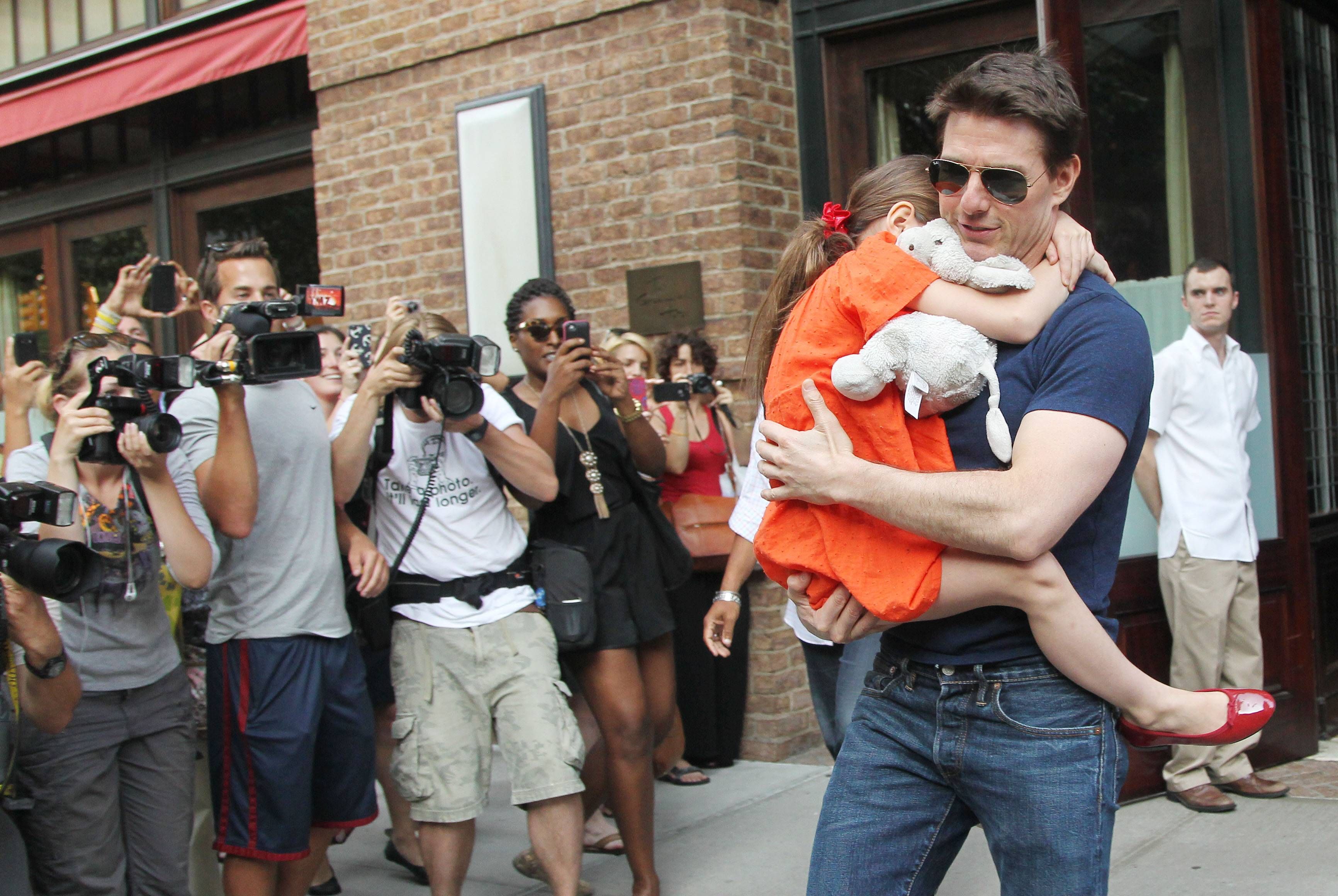 Hollywood-Star Tom Cruise mit seiner Tochter Suri im Arm.