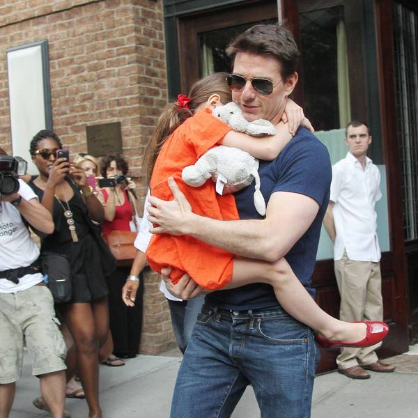 Hollywood-Star Tom Cruise mit seiner Tochter Suri im Arm.