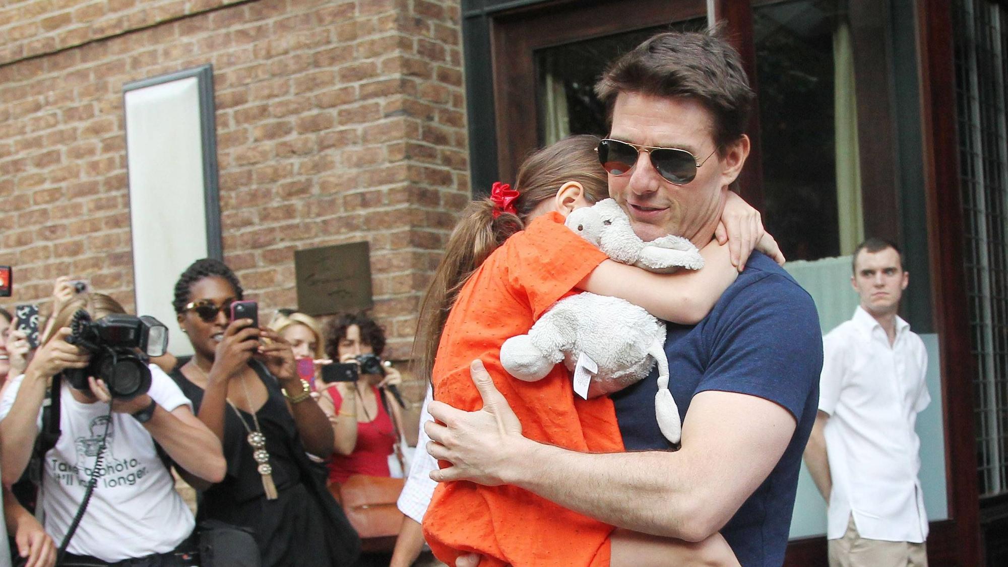 Hollywood-Star Tom Cruise mit seiner Tochter Suri im Arm.