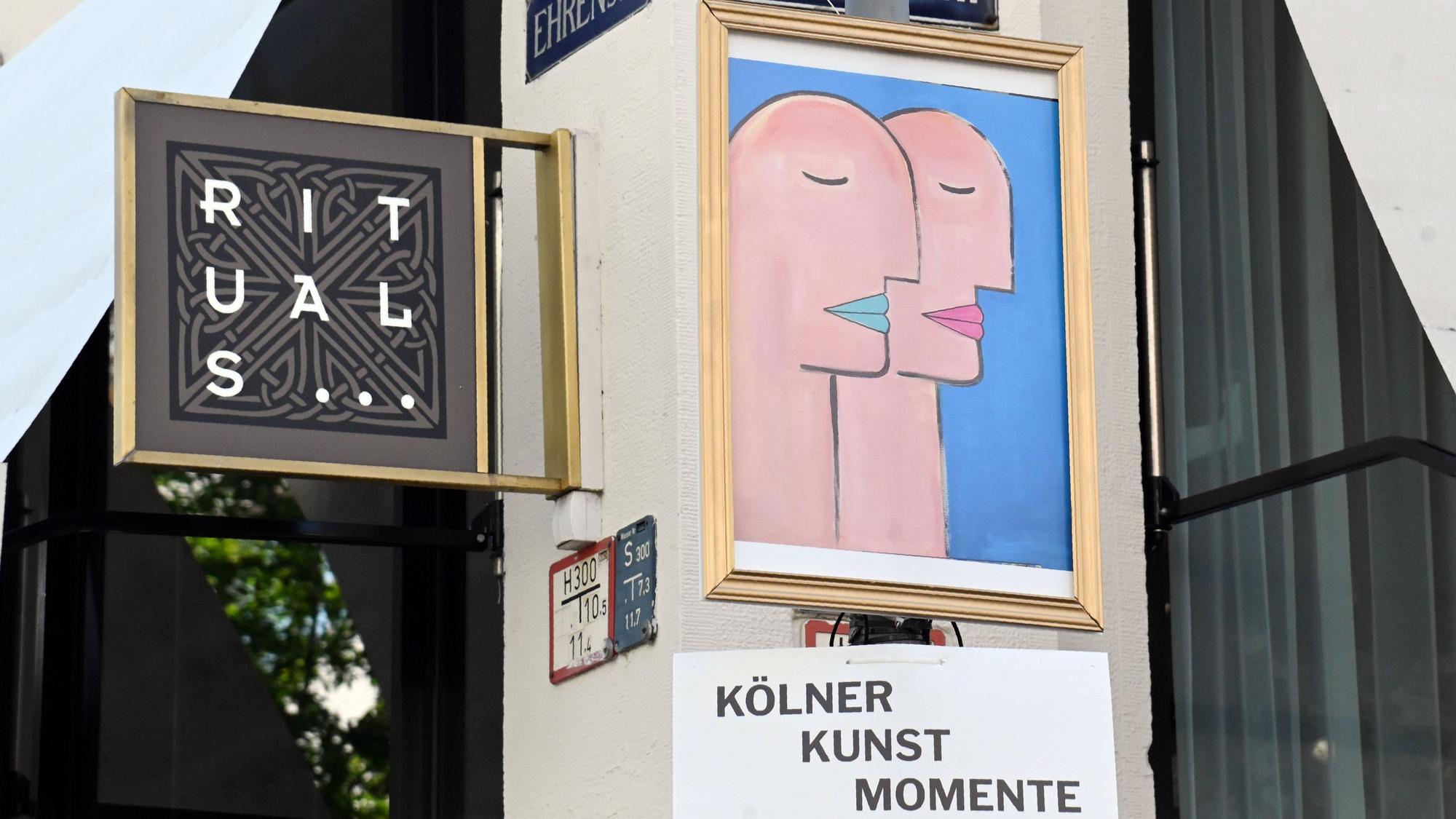 Kunst an Laternenmasten: Es hängen nun 16 Motive in der Ehrenstraße.