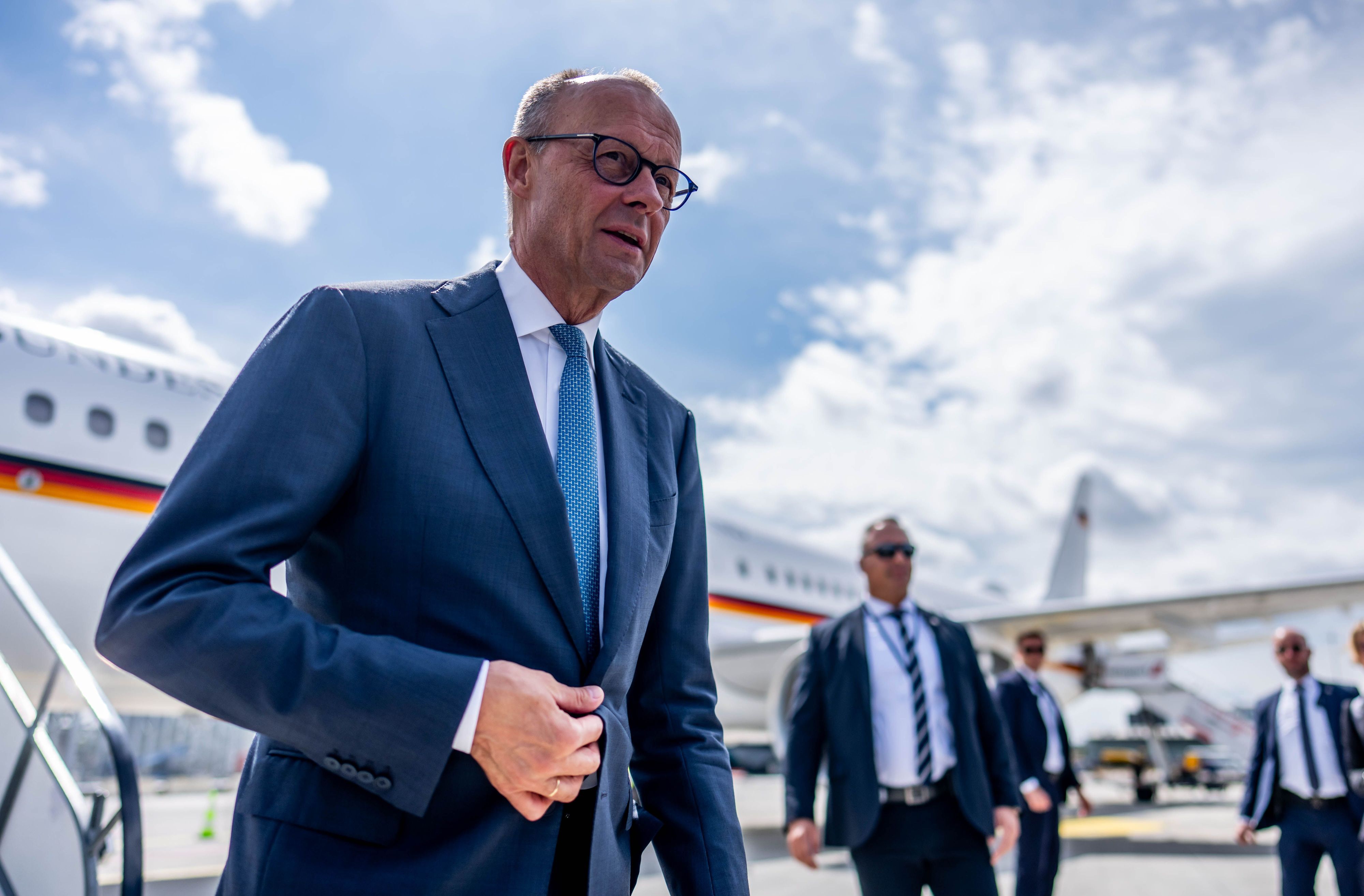 28.07.2026, Irland, Dublin: Bundeskanzler Friedrich Merz (CDU) steigt am Flughafen von Dublin aus dem Flugzeug. Anlass des Besuchs ist der Vorsitz Irlands im Rat der Europäischen Union. Foto: Michael Kappeler/dpa +++ dpa-Bildfunk +++