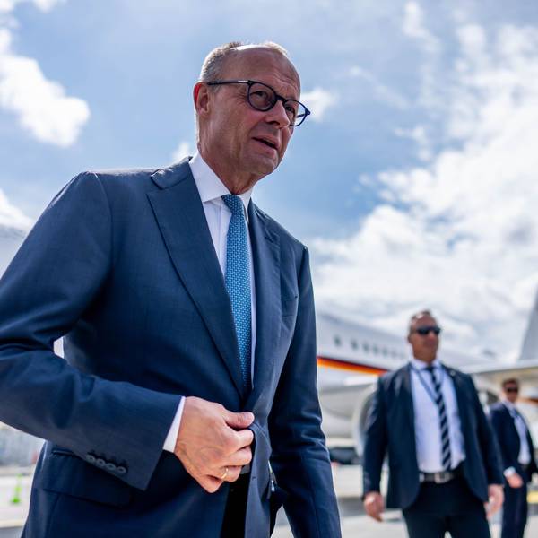 28.07.2026, Irland, Dublin: Bundeskanzler Friedrich Merz (CDU) steigt am Flughafen von Dublin aus dem Flugzeug. Anlass des Besuchs ist der Vorsitz Irlands im Rat der Europäischen Union. Foto: Michael Kappeler/dpa +++ dpa-Bildfunk +++