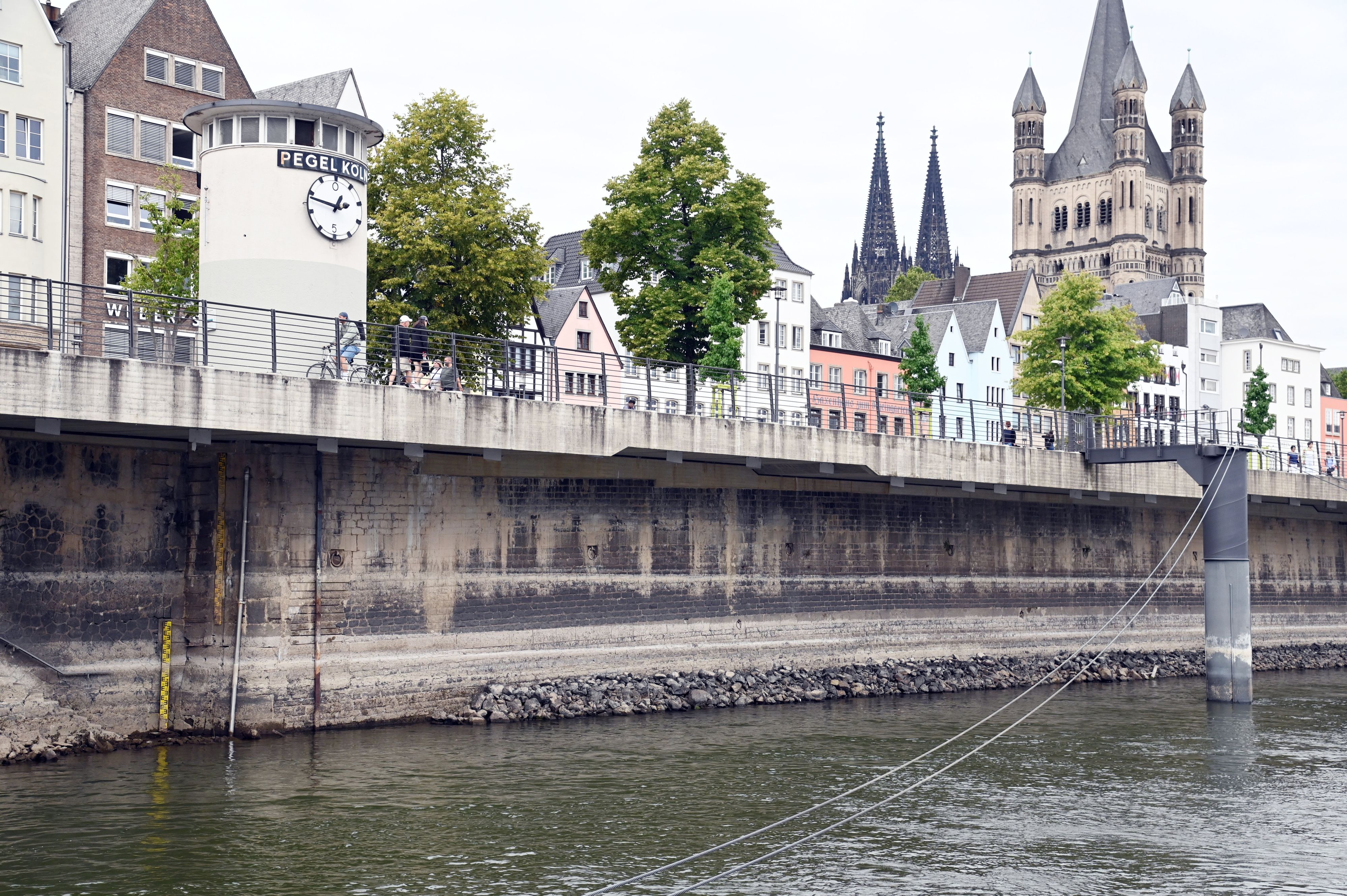 Teil der Kaimauer am Kölner Altstadtufer, die normalerweise unter Wasser liegen, sind wegen des niedrigen Rheinpegels zu sehen.