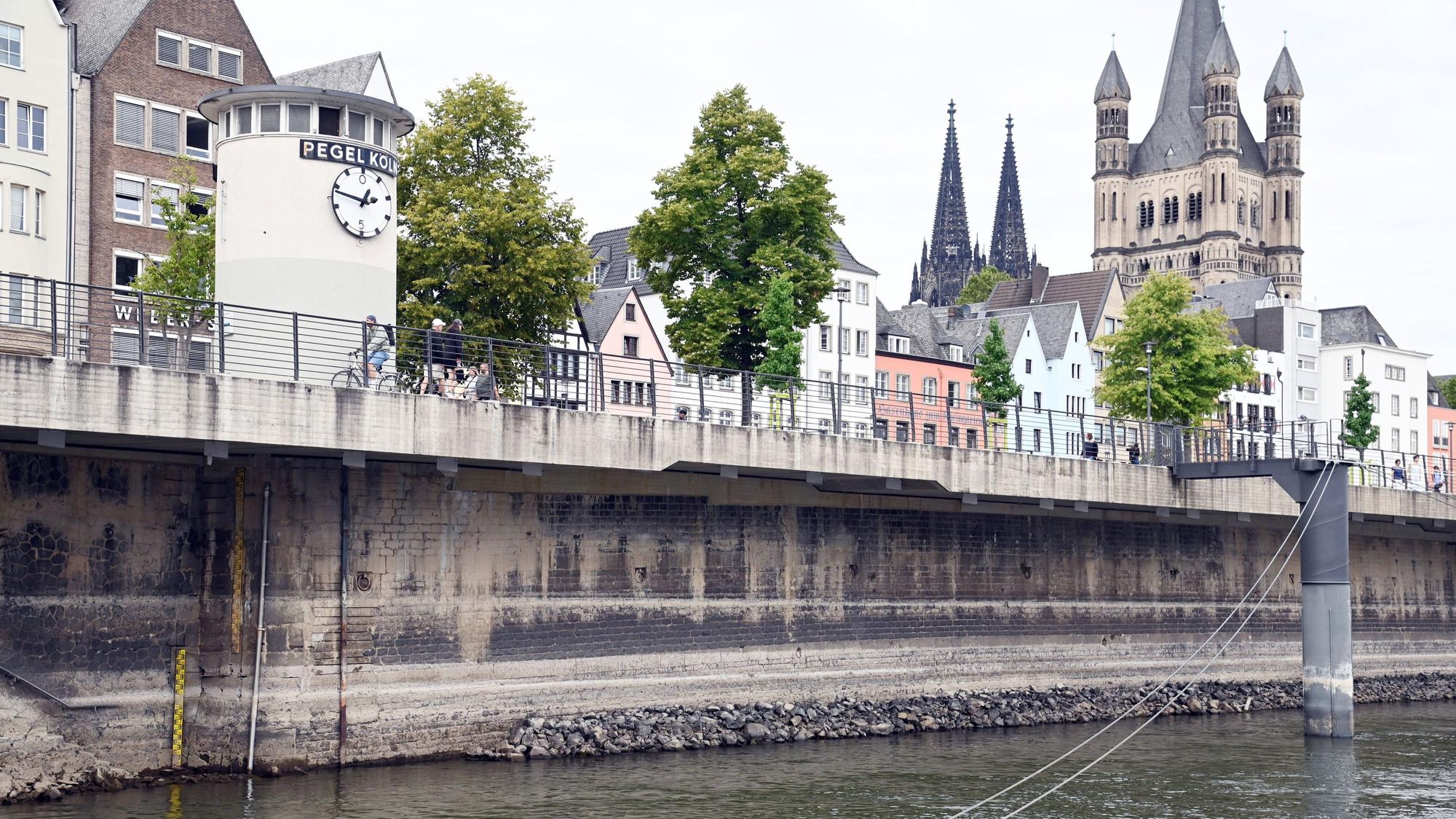 Teil der Kaimauer am Kölner Altstadtufer, die normalerweise unter Wasser liegen, sind wegen des niedrigen Rheinpegels zu sehen.