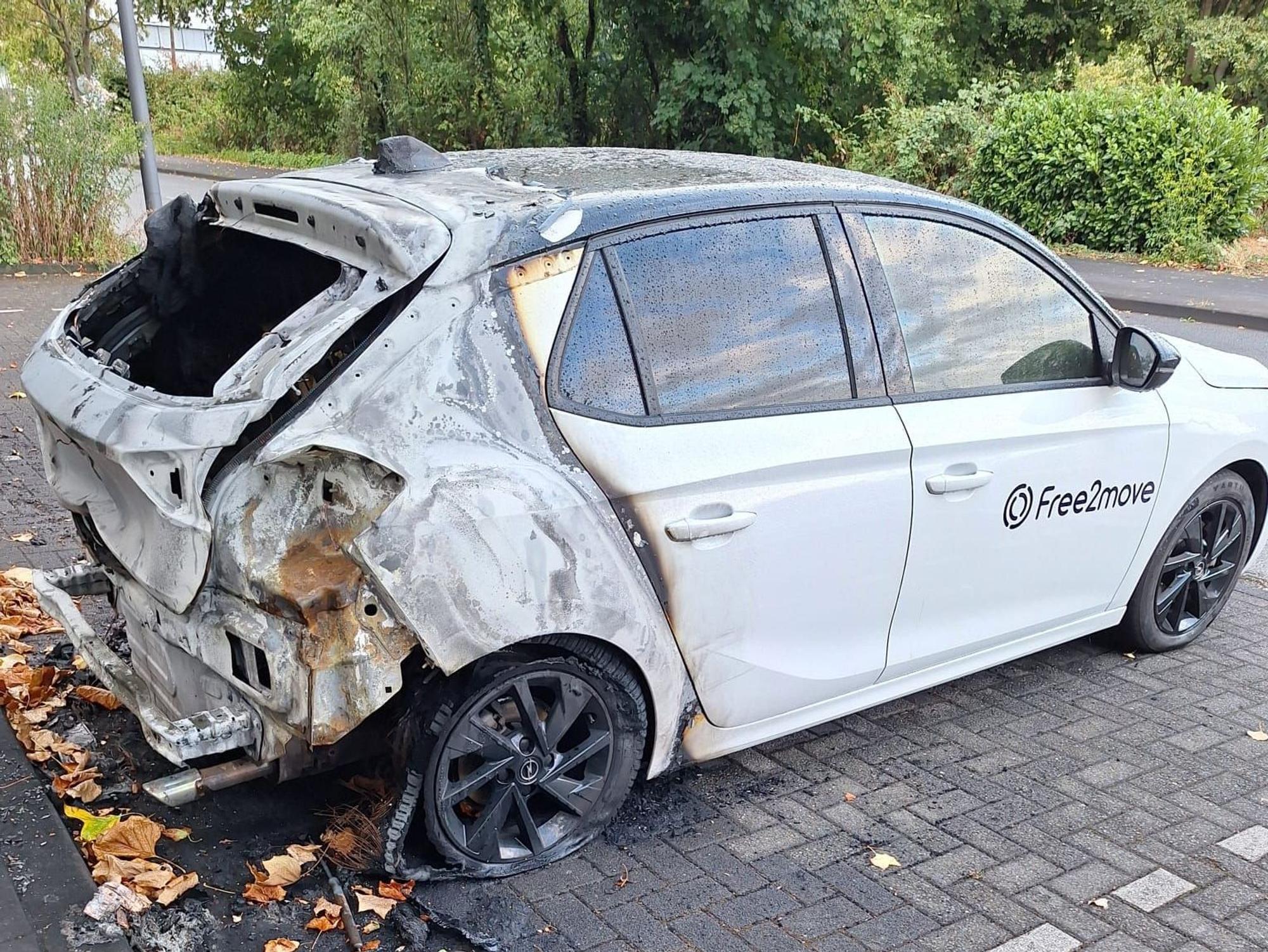 Am Grauen Stein sind am Wochenende zwei Leihwagen ausgebrannt.