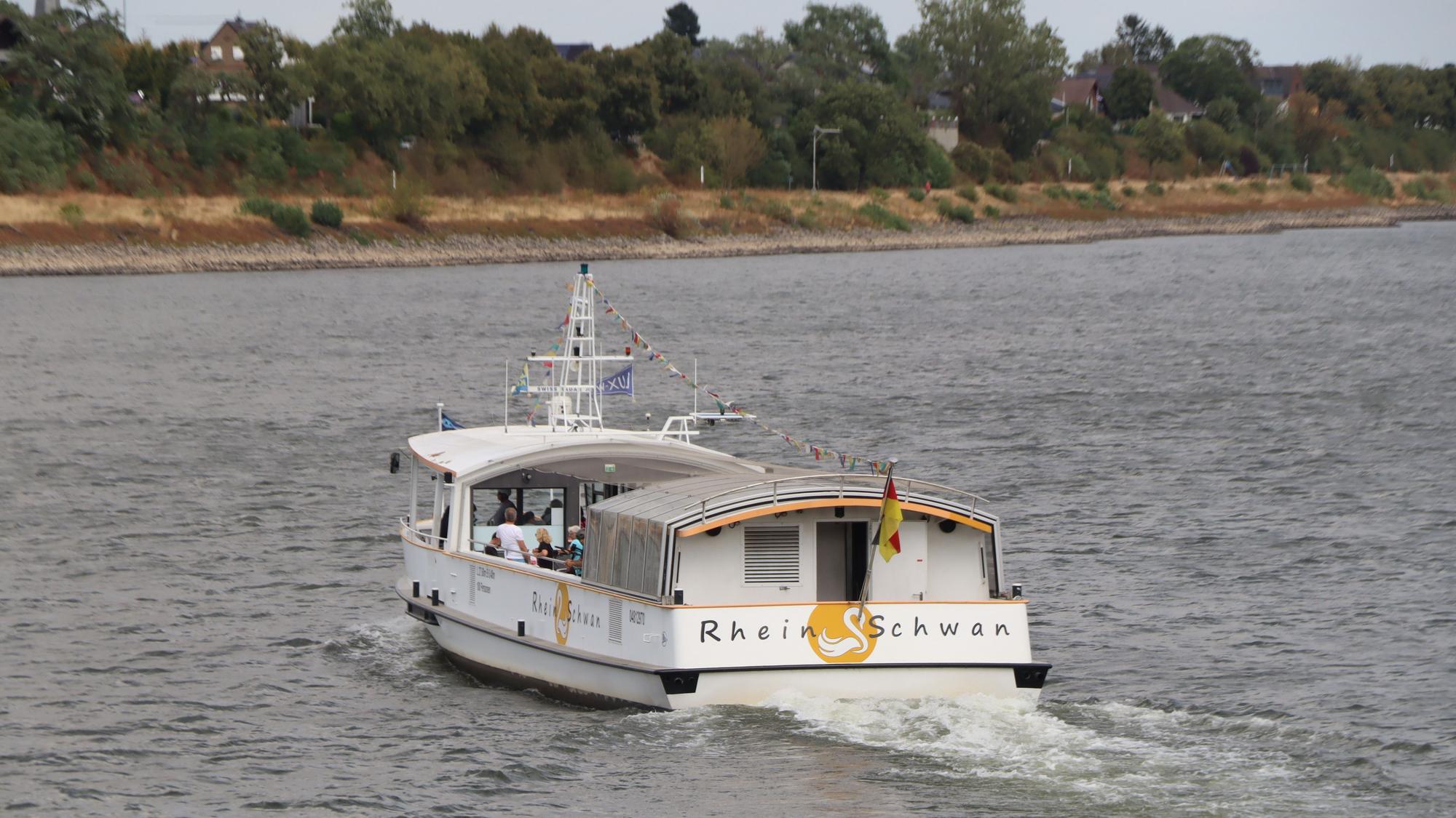 Ein Schiff fährt über den Rhein.