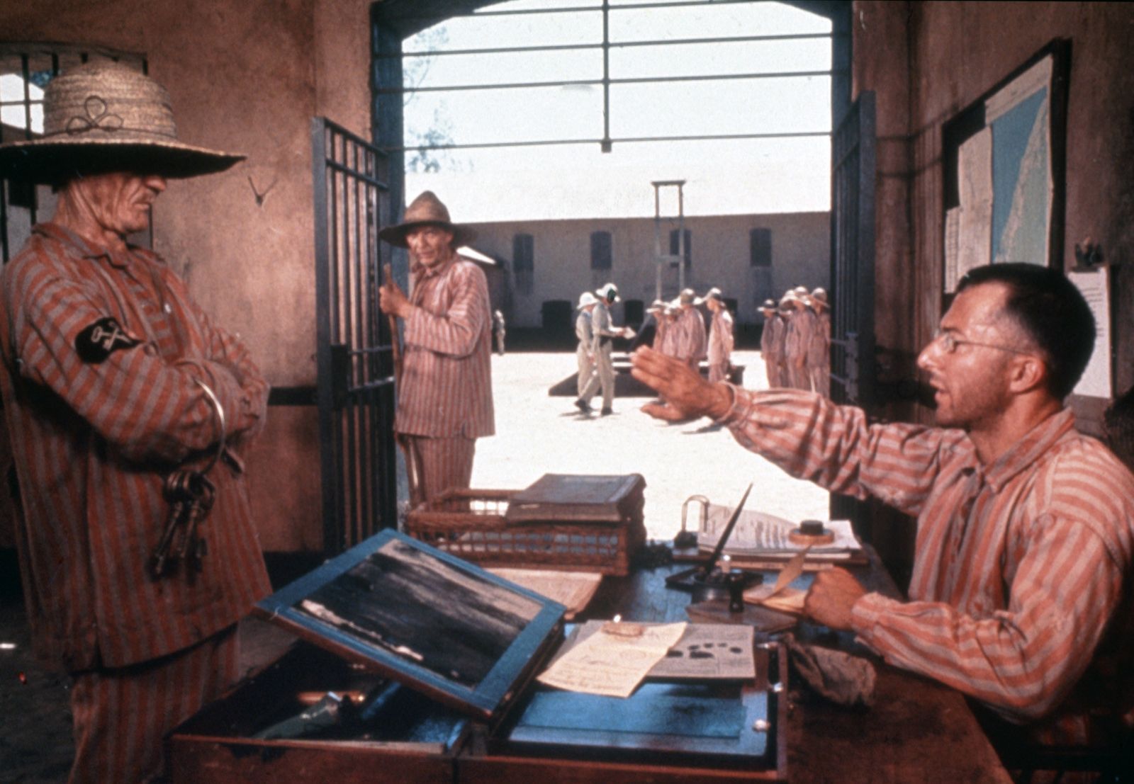 Der verurteilte Betrüger Louis Dega (Dustin Hoffman, rechts) hat sich mit den Haftbedingungen in der Strafkolonie arrangiert.