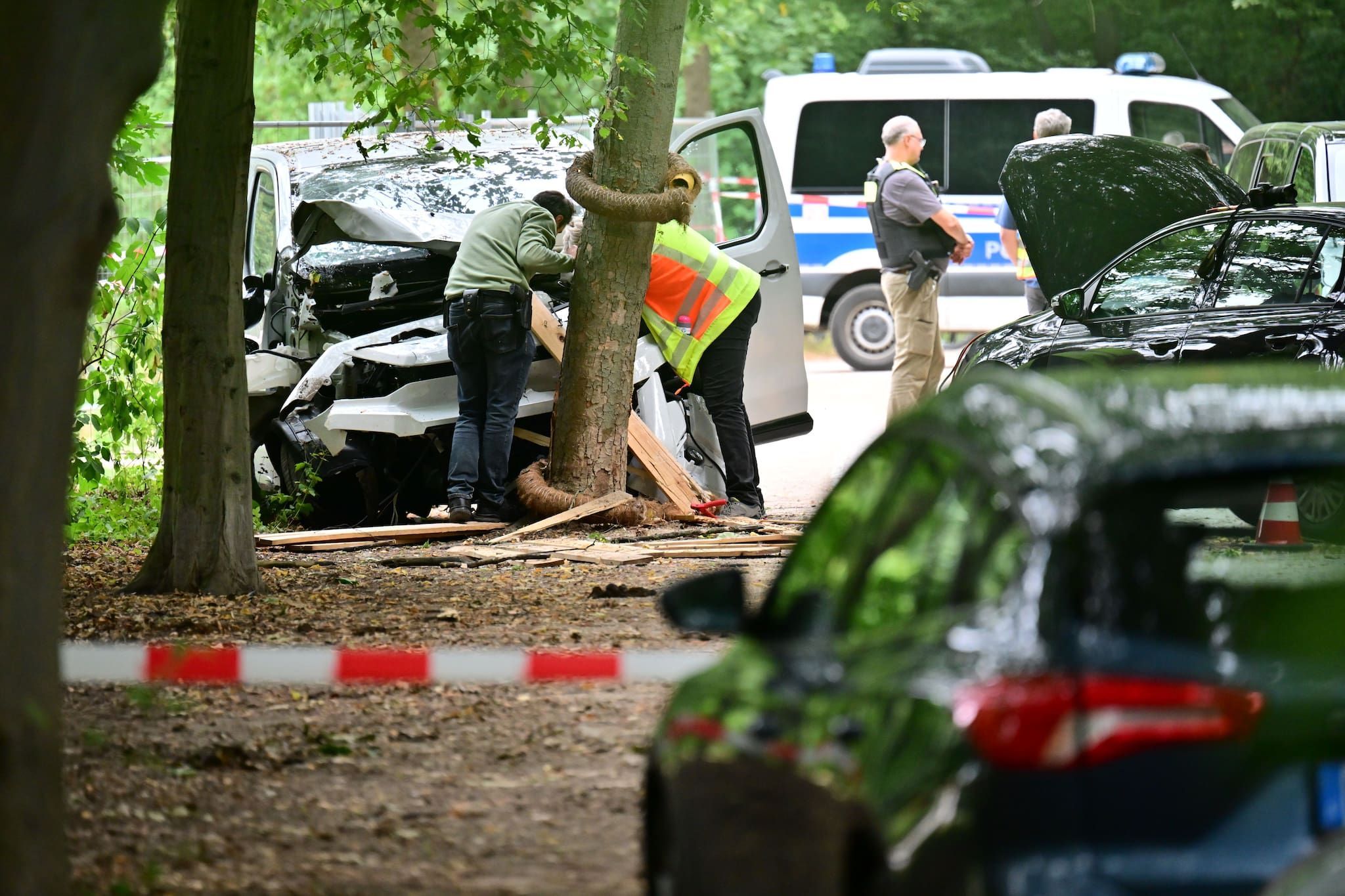 Ein Mitarbeiter der Unfallforschung betrachtet den Transporter, mit dem der islamistische Gefährder Abdul Ballout im Berliner Tiergarten zuerst Menschen attackiert hatte und anschließend gegen einen Baum gefahren war.