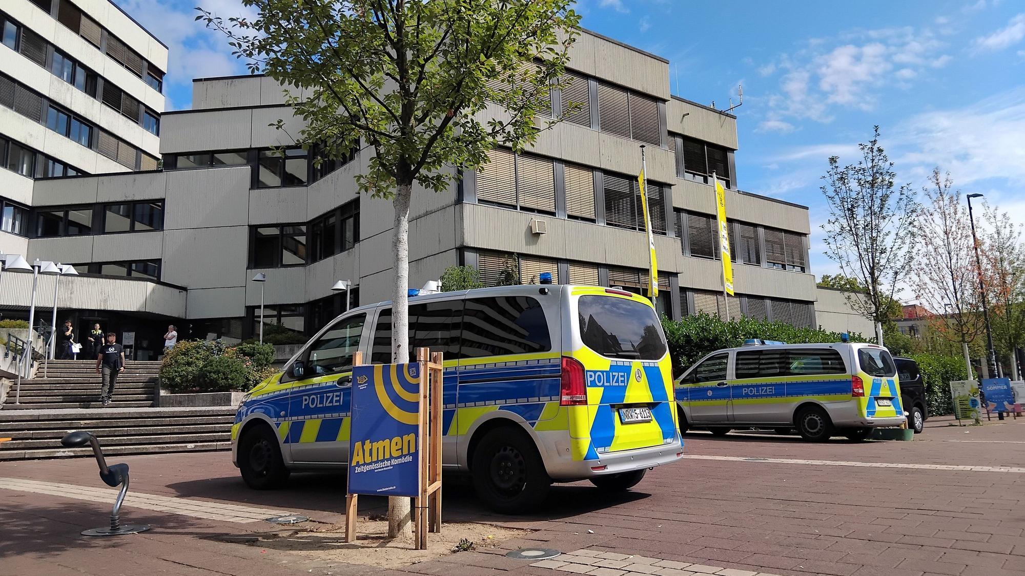 Polizeiautos vor dem Amtsgericht Siegburg