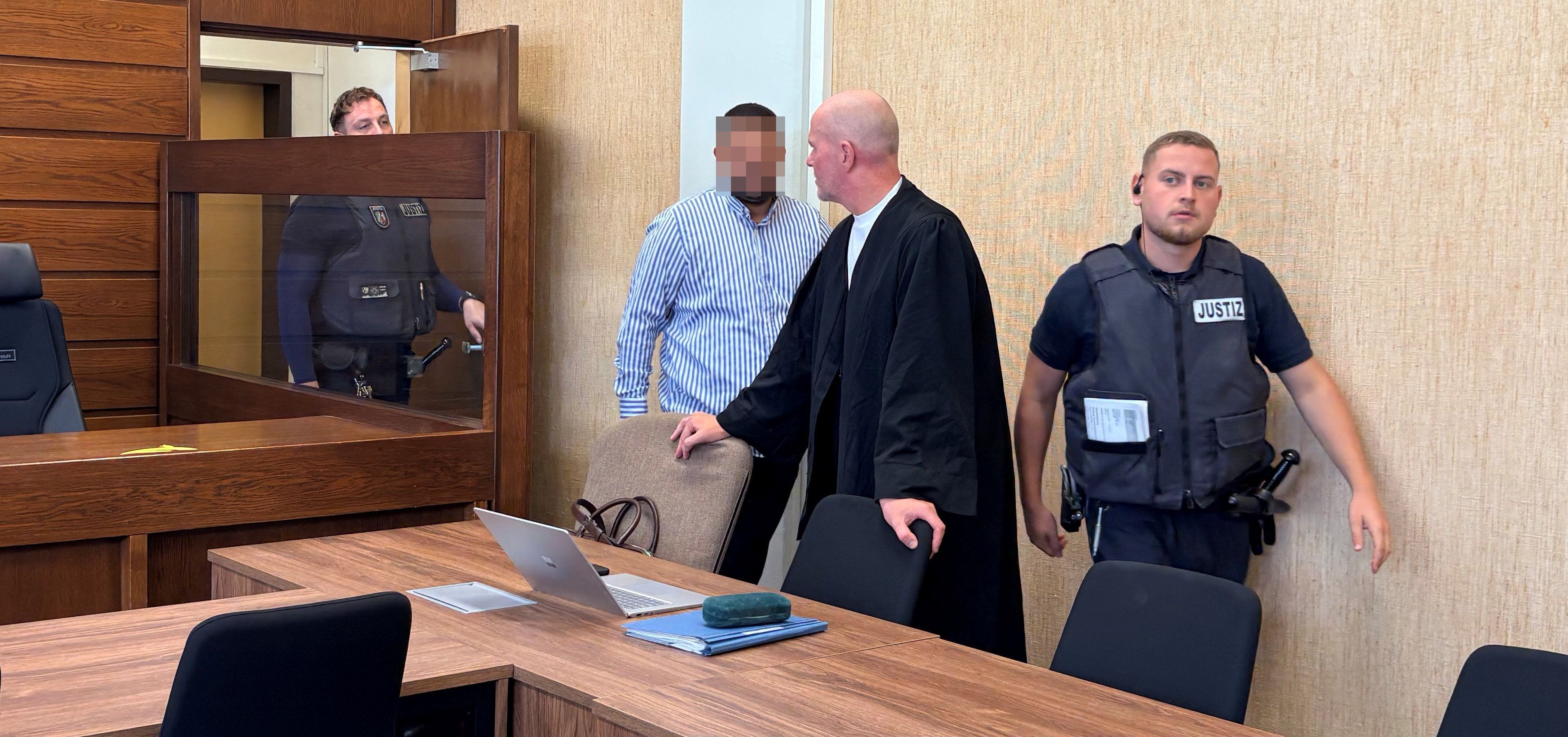 Der Angeklagte Hasan Y. (33) mit seinem Verteidiger Martin Bücher beim Prozess im Landgericht Köln.