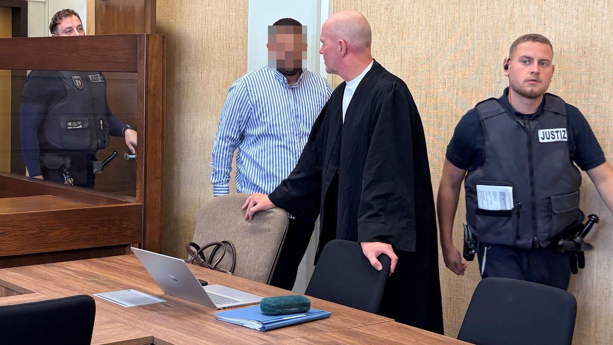 Der Angeklagte Hasan Y. (33) mit seinem Verteidiger Martin Bücher beim Prozess im Landgericht Köln.