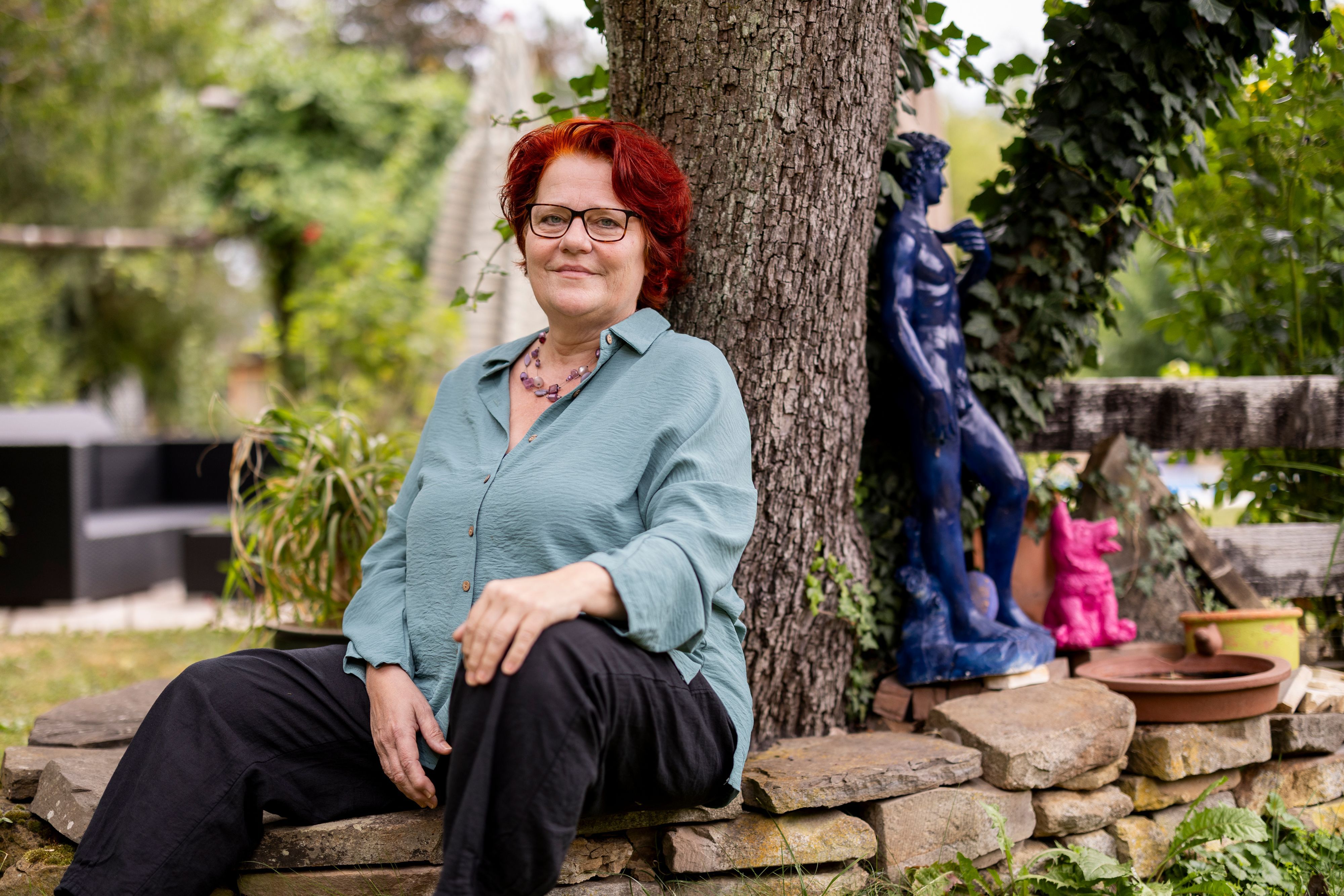 Dr. Susanne Rauprich in ihrem Garten