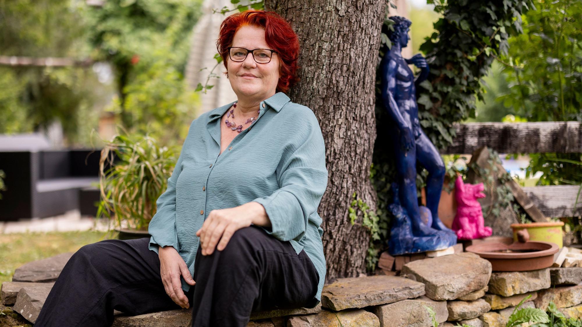 Dr. Susanne Rauprich in ihrem Garten