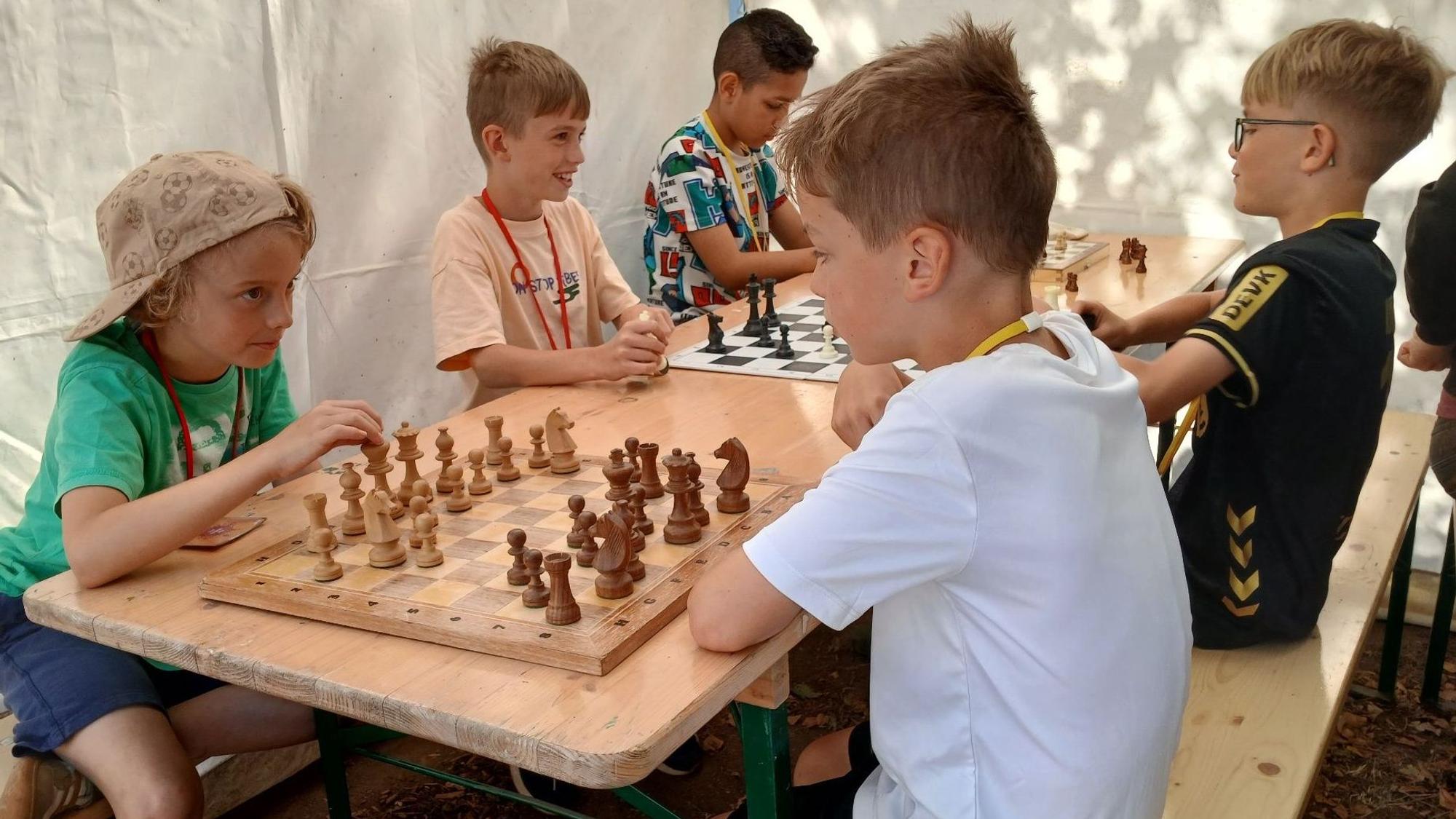 Auch Schachspielen zählt als Arbeit und wird in Siegis bezahlt.