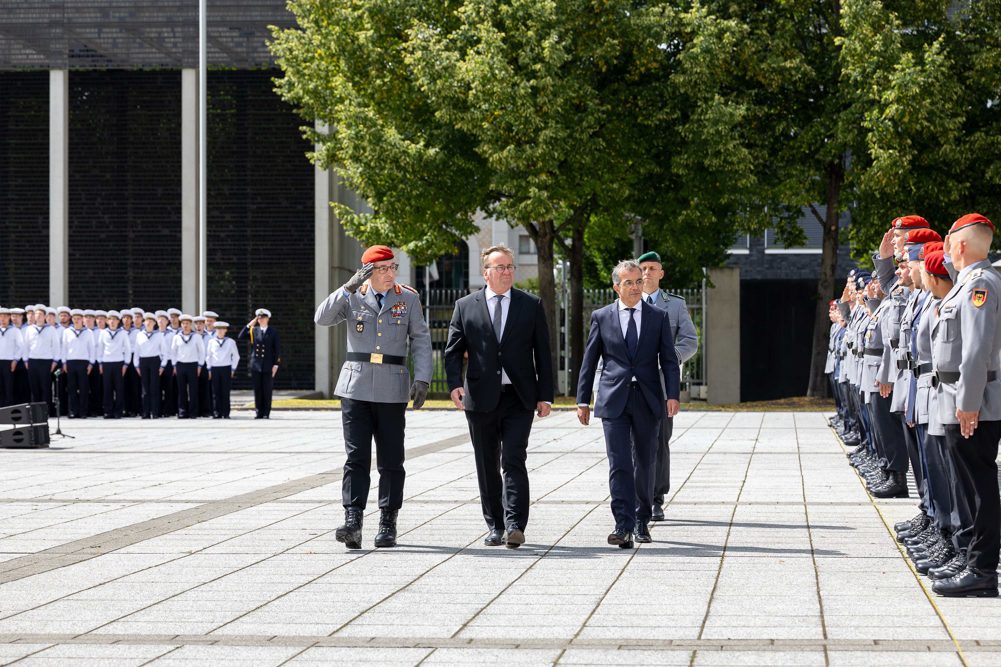 Der Kölner Schriftsteller Navid Kermani (rechts) schreitet beim Feierlichen Gelöbnis von Rekrutinnen und Rekruten der Bundeswehr am 20. Juli 2026 im Bendlerblock Berlin eine Reihe angetretener Soldaten ab. Neben ihm Generalinspekteur Carsten Breuer (links) und Verteidigungsminister Boris Pistorius (Mitte)