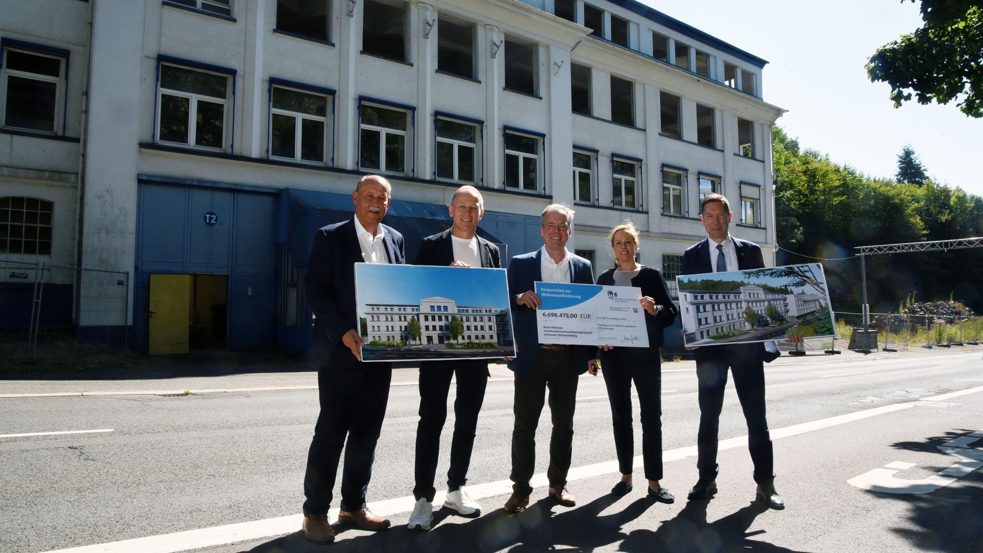 Fünf Personen vor einem alten Gebäude.