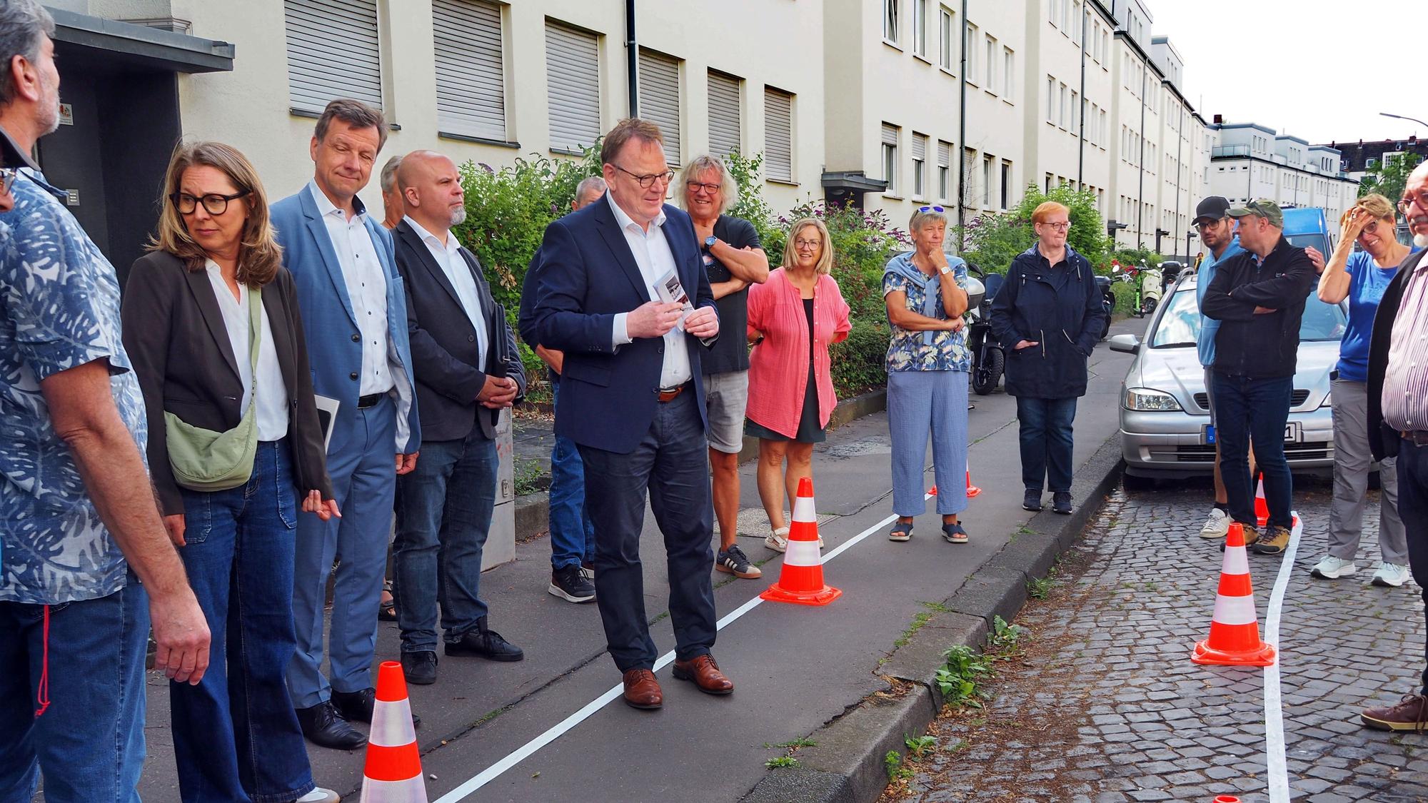 Mit Markierungen und Pylonen veranschaulichten die Anwohner ihren Lösungsvorschlag für das halbseitige Gehwegparken.