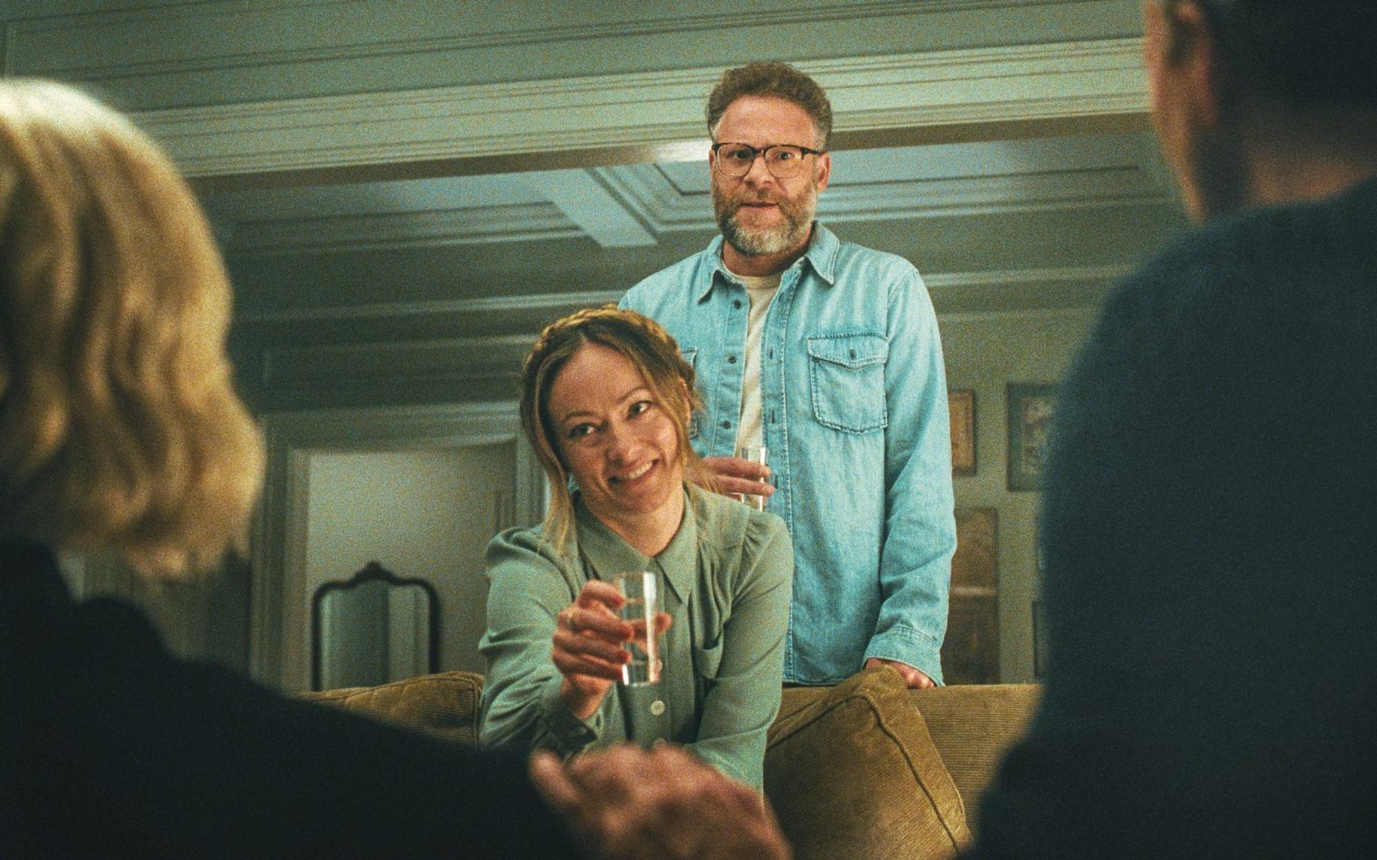 Angela (Olivia Wilde) und Joe (Seth Rogen) haben Probleme mit sich selbst und Probleme mit ihren Nachbarn. Vielleicht macht ein Dinnerabend zu viert ja alles besser? (Bild: Tobis Film)