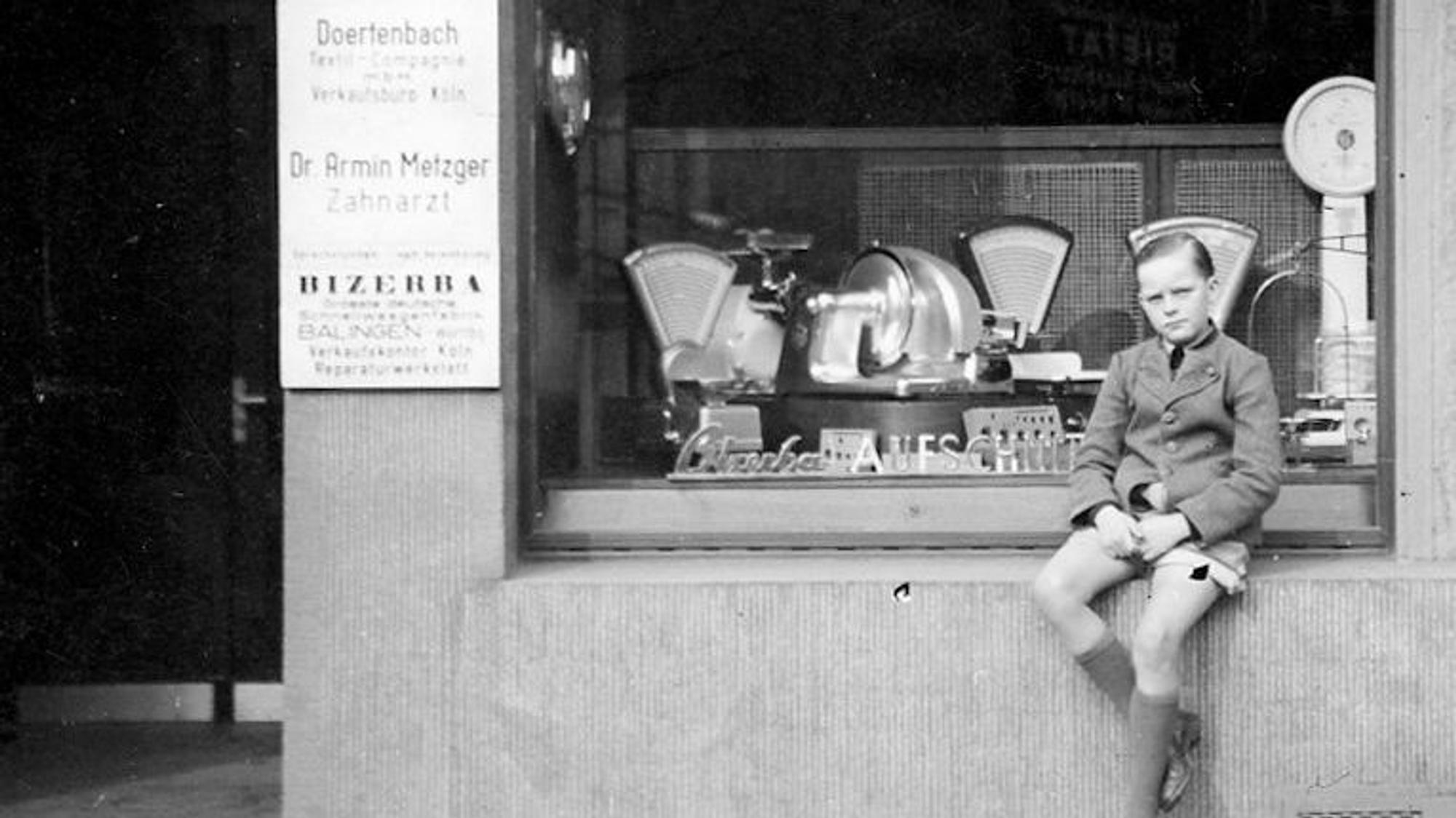 Der kleine Wolfgang nach dem Krieg vor dem Waagen-Geschäft seiner Eltern am Kölner Apellhofplatz.