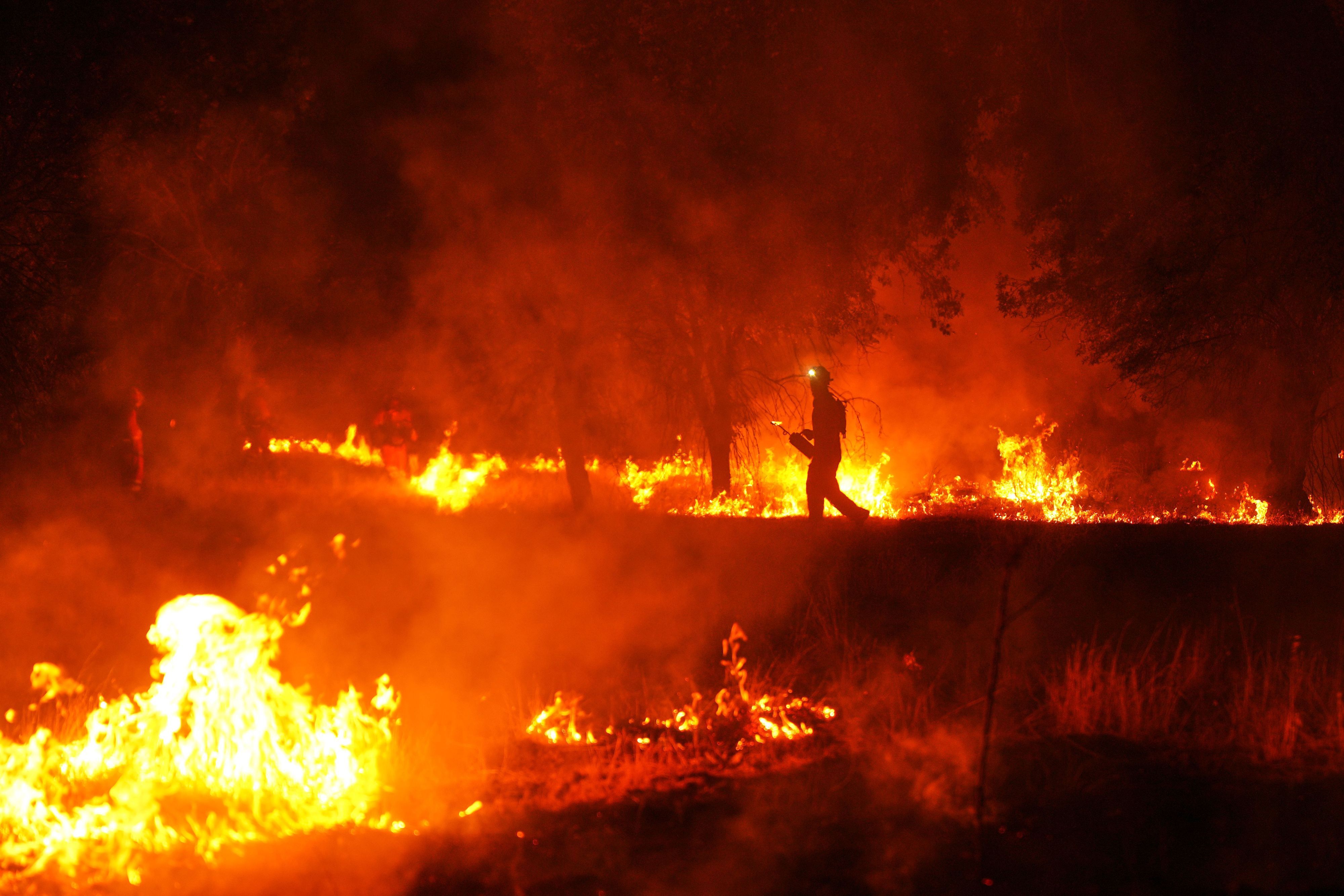 Feuerwehrleute setzen kontrollierte Brandlegung ein, um einen Waldbrand einzudämmen, der sich in der Nähe von Cebreros in der Provinz Ávila weiter ausbreitet.