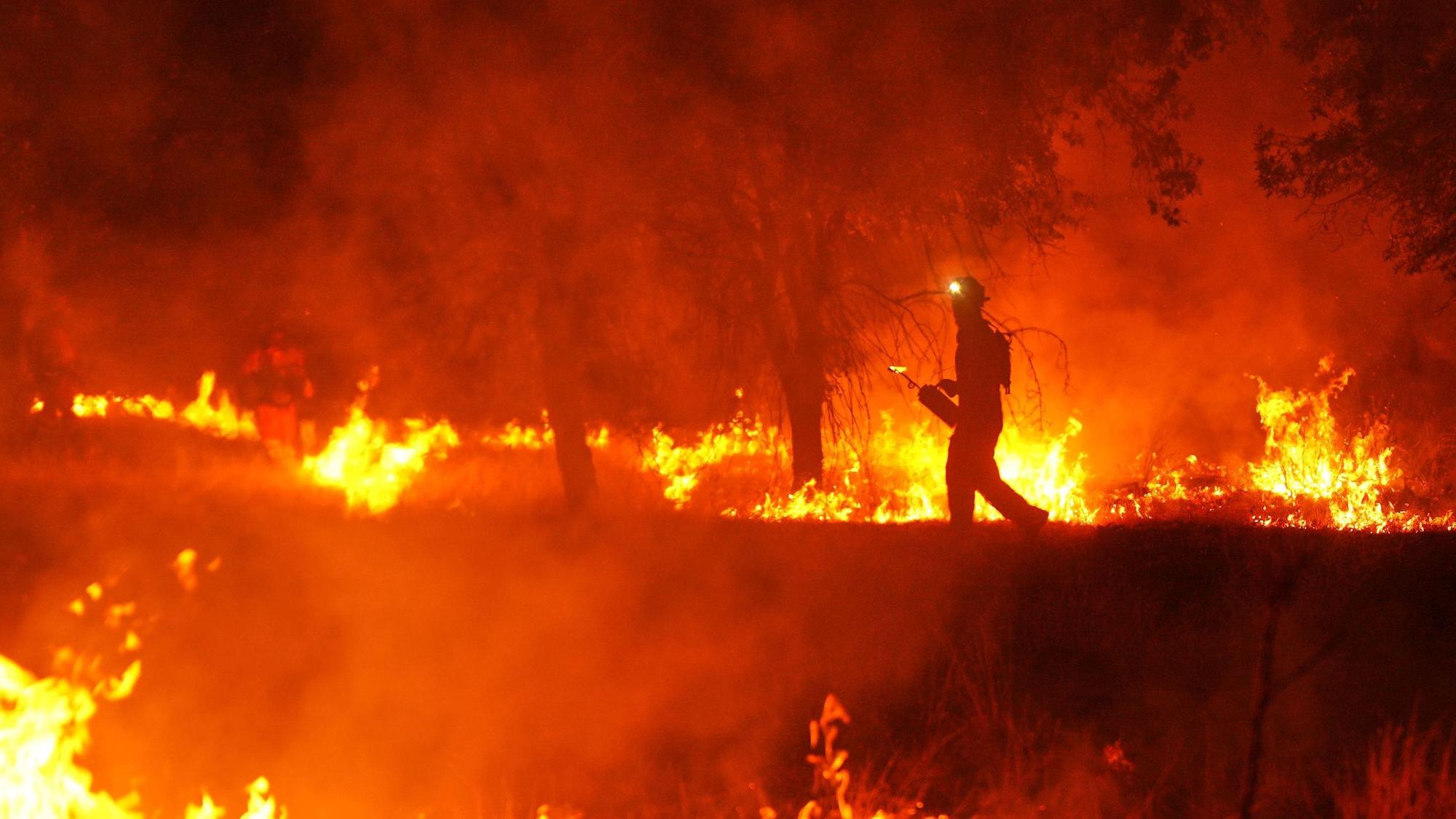 Feuerwehrleute setzen kontrollierte Brandlegung ein, um einen Waldbrand einzudämmen, der sich in der Nähe von Cebreros in der Provinz Ávila weiter ausbreitet.