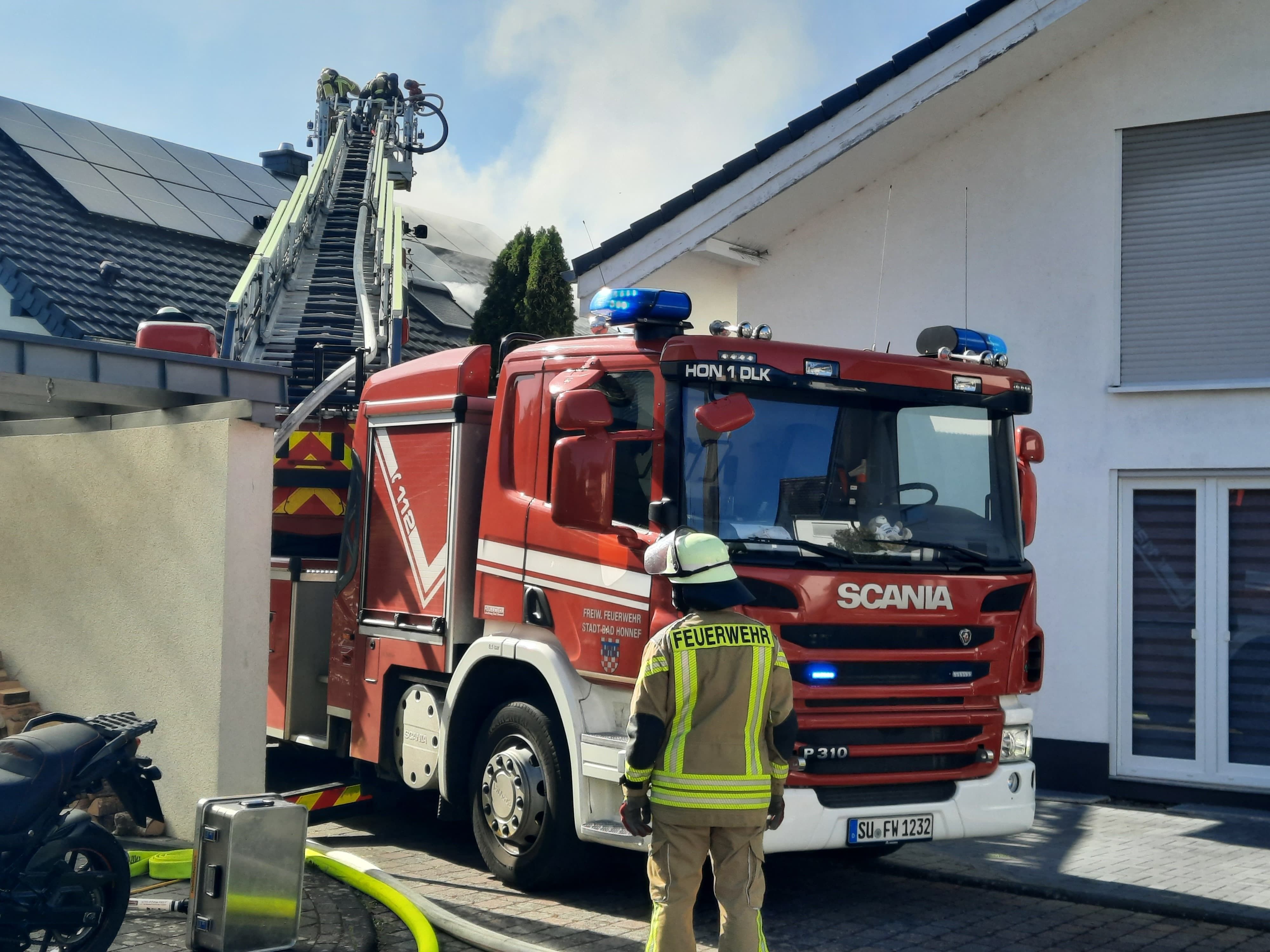 Die Drehleiter aus Bad Honnef kam am Dienstagnachmittag in Unkel bei einem Dachstuhlbrand zum Einsatz.