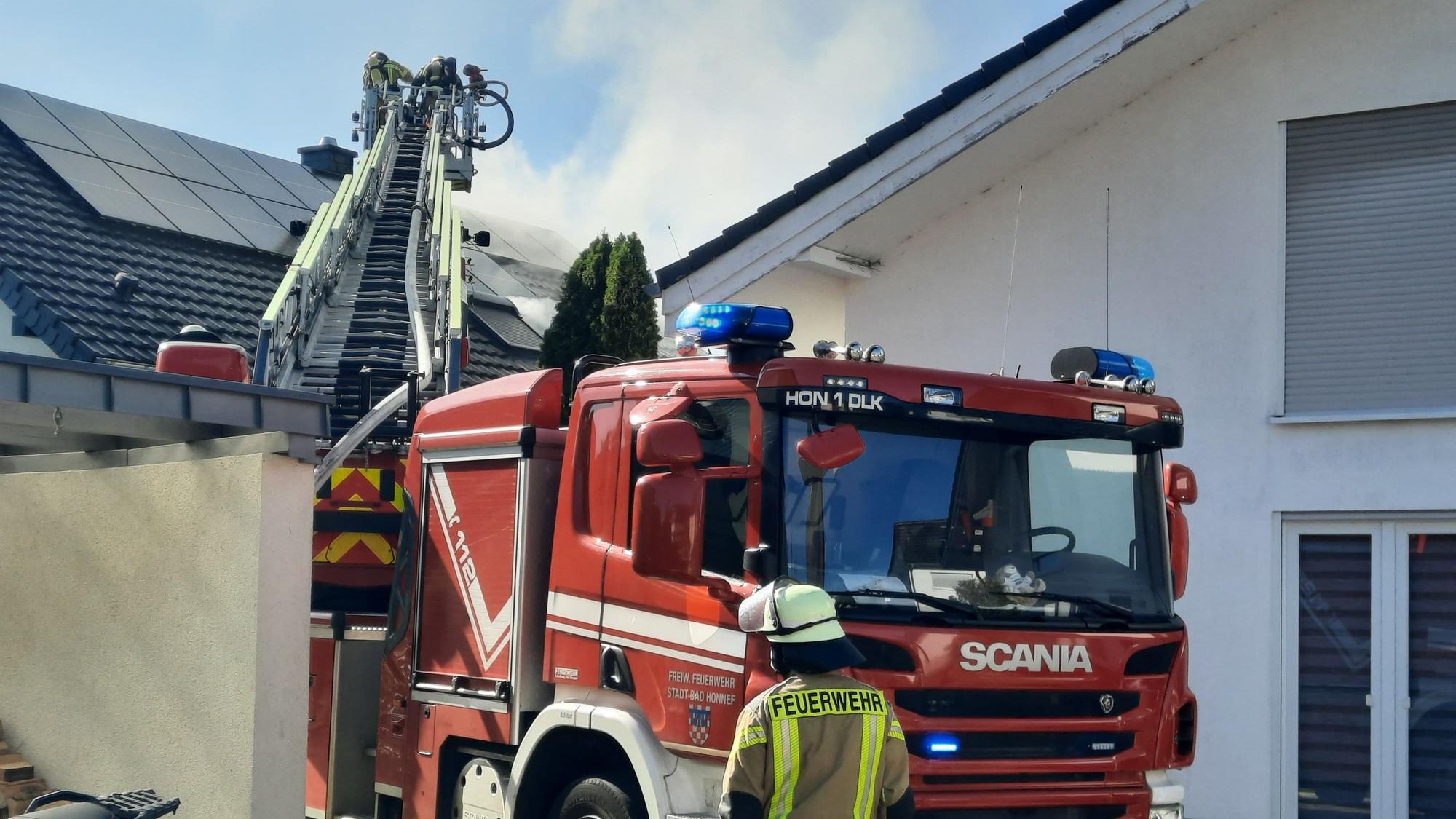 Die Drehleiter aus Bad Honnef kam am Dienstagnachmittag in Unkel bei einem Dachstuhlbrand zum Einsatz.