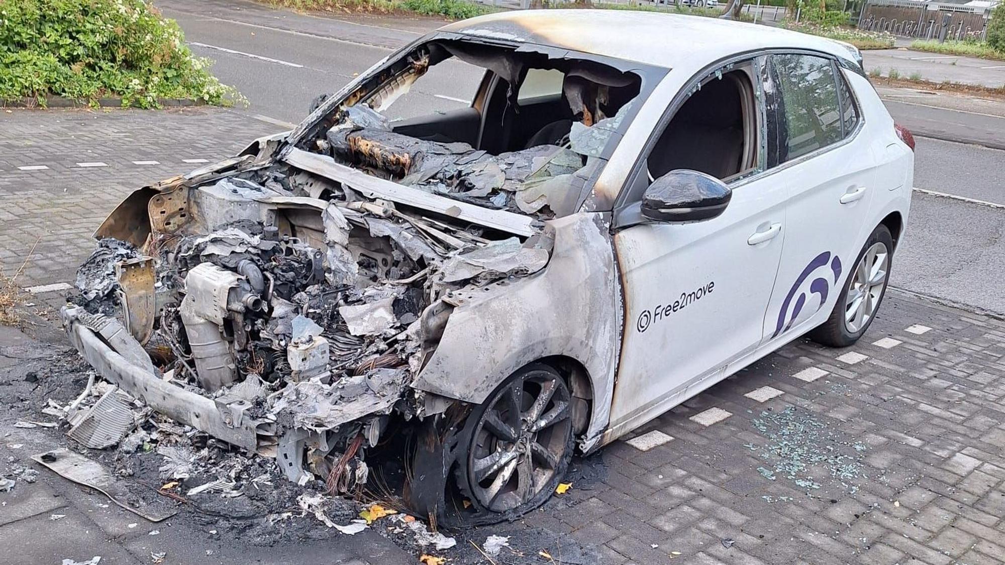Am Grauen Stein sind am Wochenende zwei Leihwagen ausgebrannt.