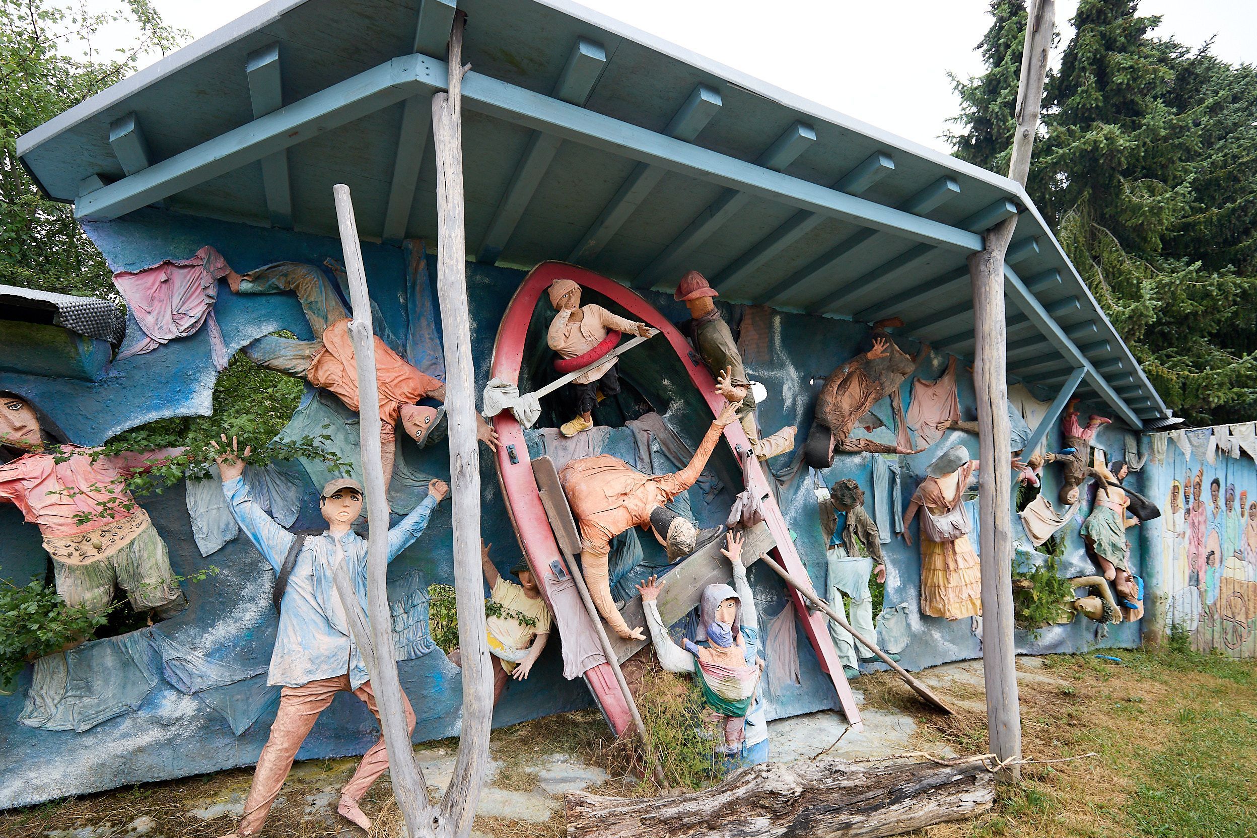 Zahlreiche Figuren dokumentieren an einem Relief das Sterben im Mittelmeer.