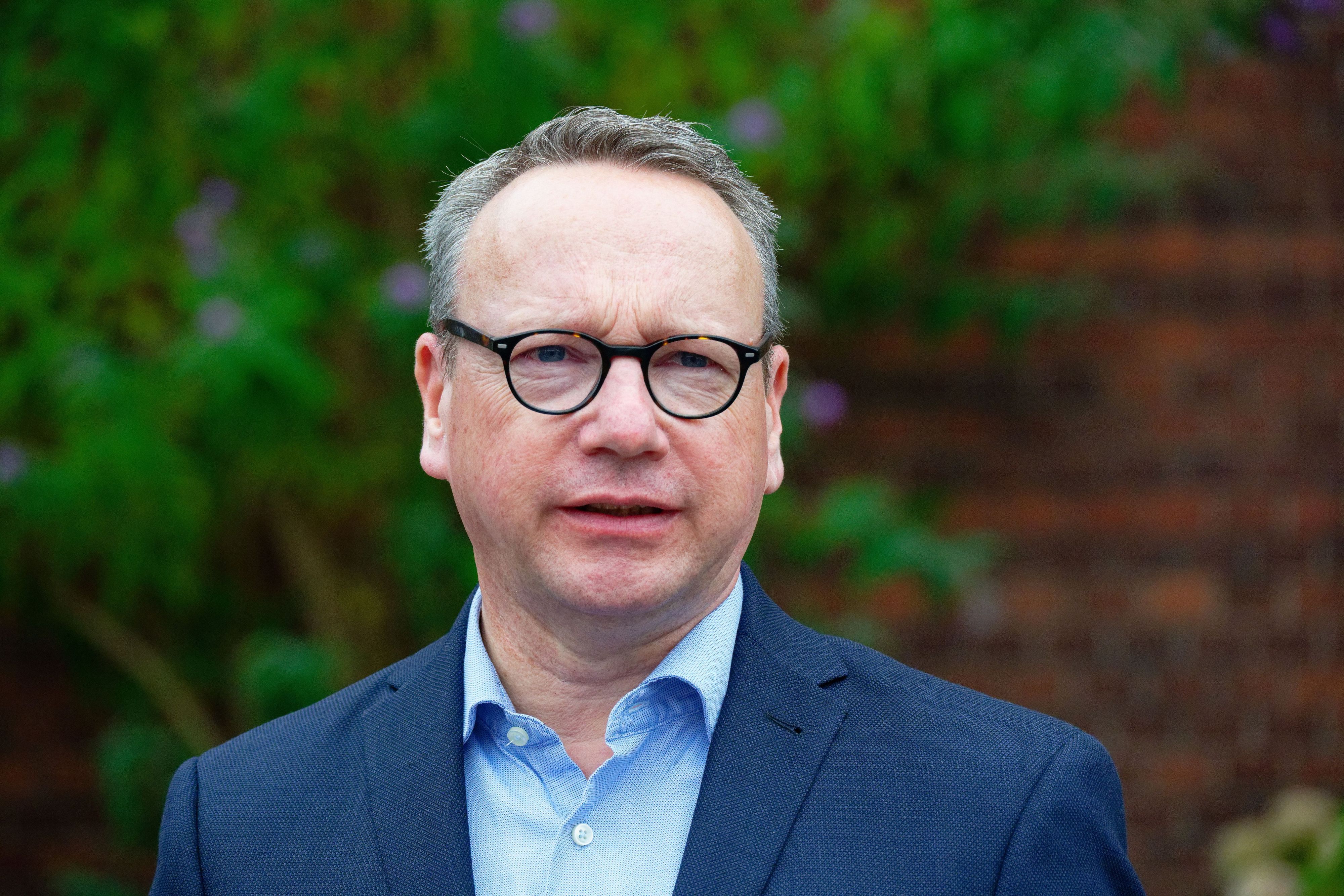 Benjamin Limbach (Grüne), Justizminister von Nordrhein-Westfalen, steht bei einem Pressestatement zu den Vorgängen in der JVA Siegburg im Eingangshof der Anstalt.
