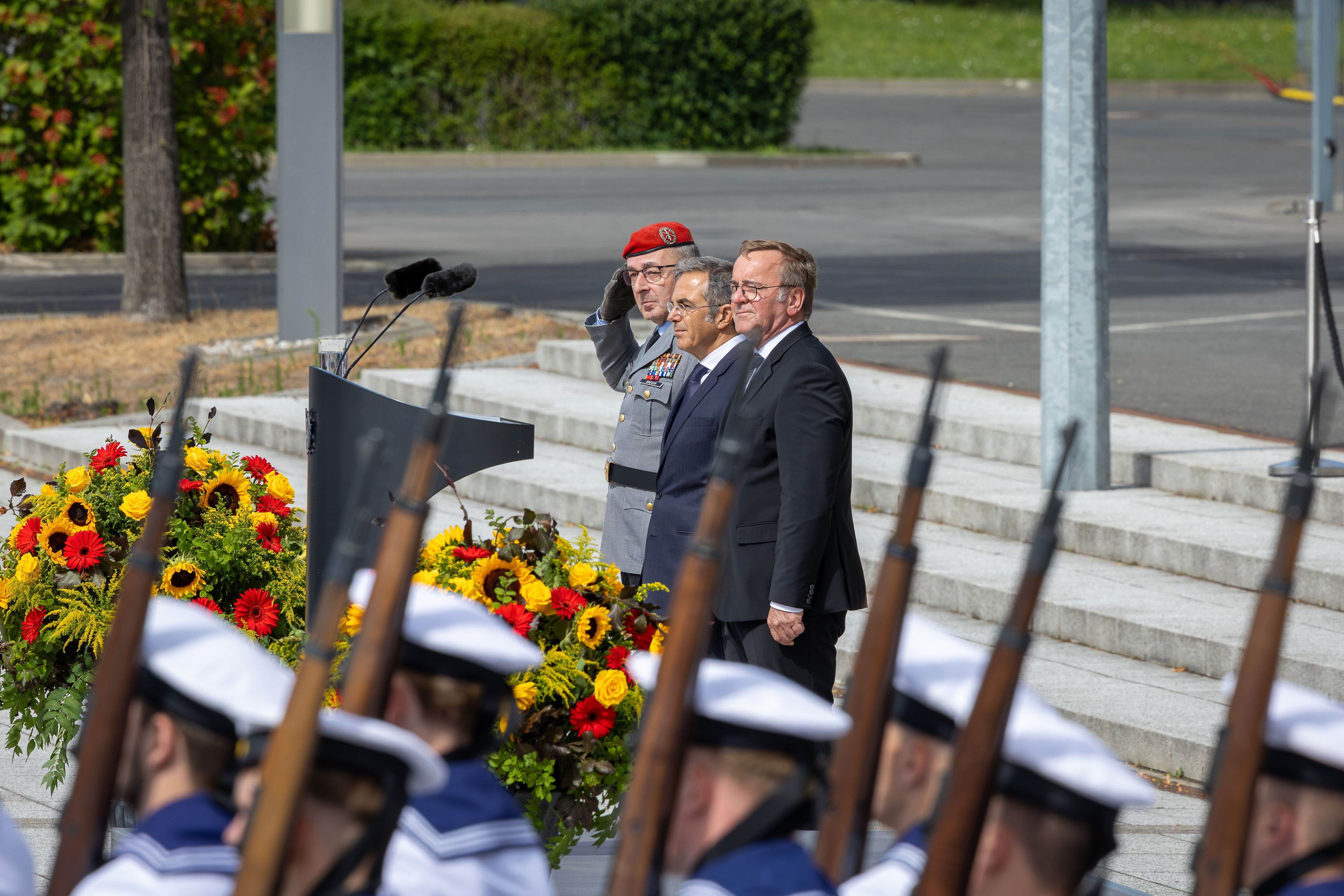Der Kölner Schriftsteller Navid Kermani (Mitte) war Redner beim Feierlichen Gelöbnis von Rekrutinnen und Rekruten der Bundeswehr am 20. Juli 2026 im Bendlerblock Berlin. Neben ihm Generalinspekteur Carsten Breuer (links) und Verteidigungsminister Boris Pistorius (SPD)