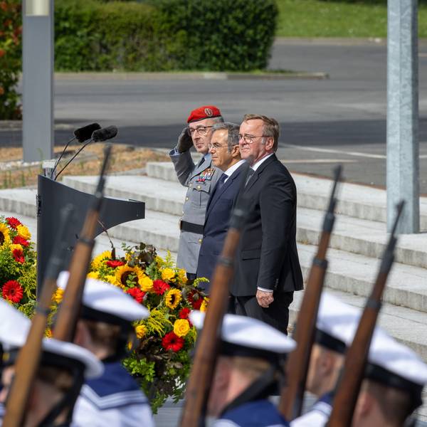Der Kölner Schriftsteller Navid Kermani (Mitte) war Redner beim Feierlichen Gelöbnis von Rekrutinnen und Rekruten der Bundeswehr am 20. Juli 2026 im Bendlerblock Berlin. Neben ihm Generalinspekteur Carsten Breuer (links) und Verteidigungsminister Boris Pistorius (SPD)