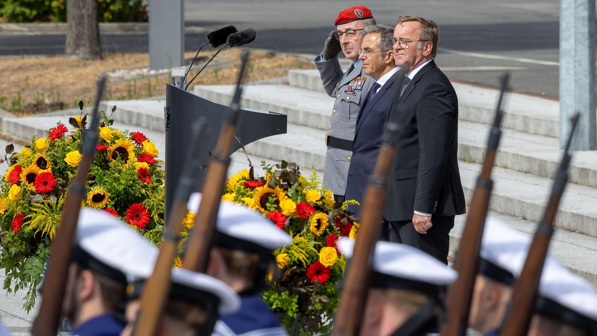 Der Kölner Schriftsteller Navid Kermani (Mitte) war Redner beim Feierlichen Gelöbnis von Rekrutinnen und Rekruten der Bundeswehr am 20. Juli 2026 im Bendlerblock Berlin. Neben ihm Generalinspekteur Carsten Breuer (links) und Verteidigungsminister Boris Pistorius (SPD)