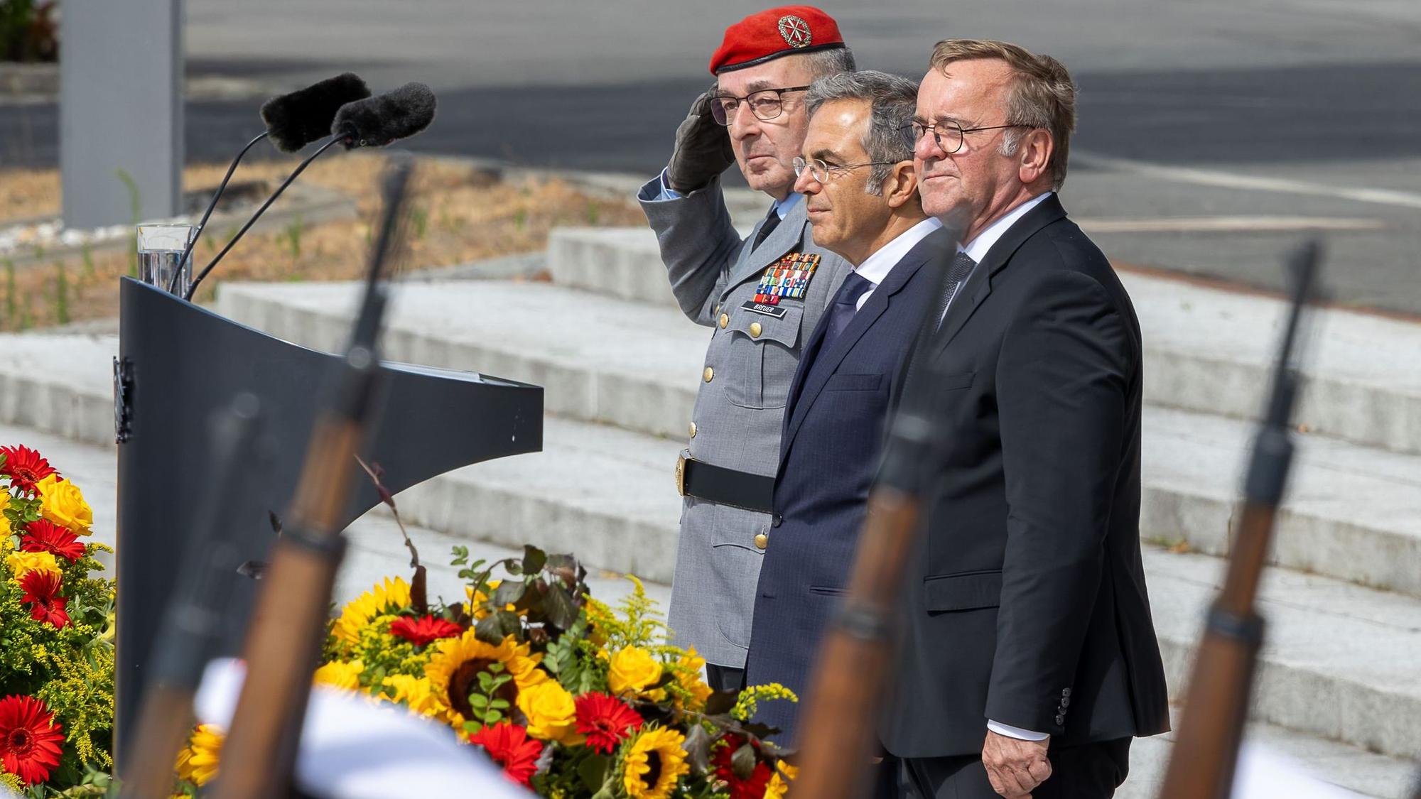 Der Kölner Schriftsteller Navid Kermani (Mitte) war Redner beim Feierlichen Gelöbnis von Rekrutinnen und Rekruten der Bundeswehr am 20. Juli 2026 im Bendlerblock Berlin. Neben ihm Generalinspekteur Carsten Breuer (links) und Verteidigungsminister Boris Pistorius (SPD)