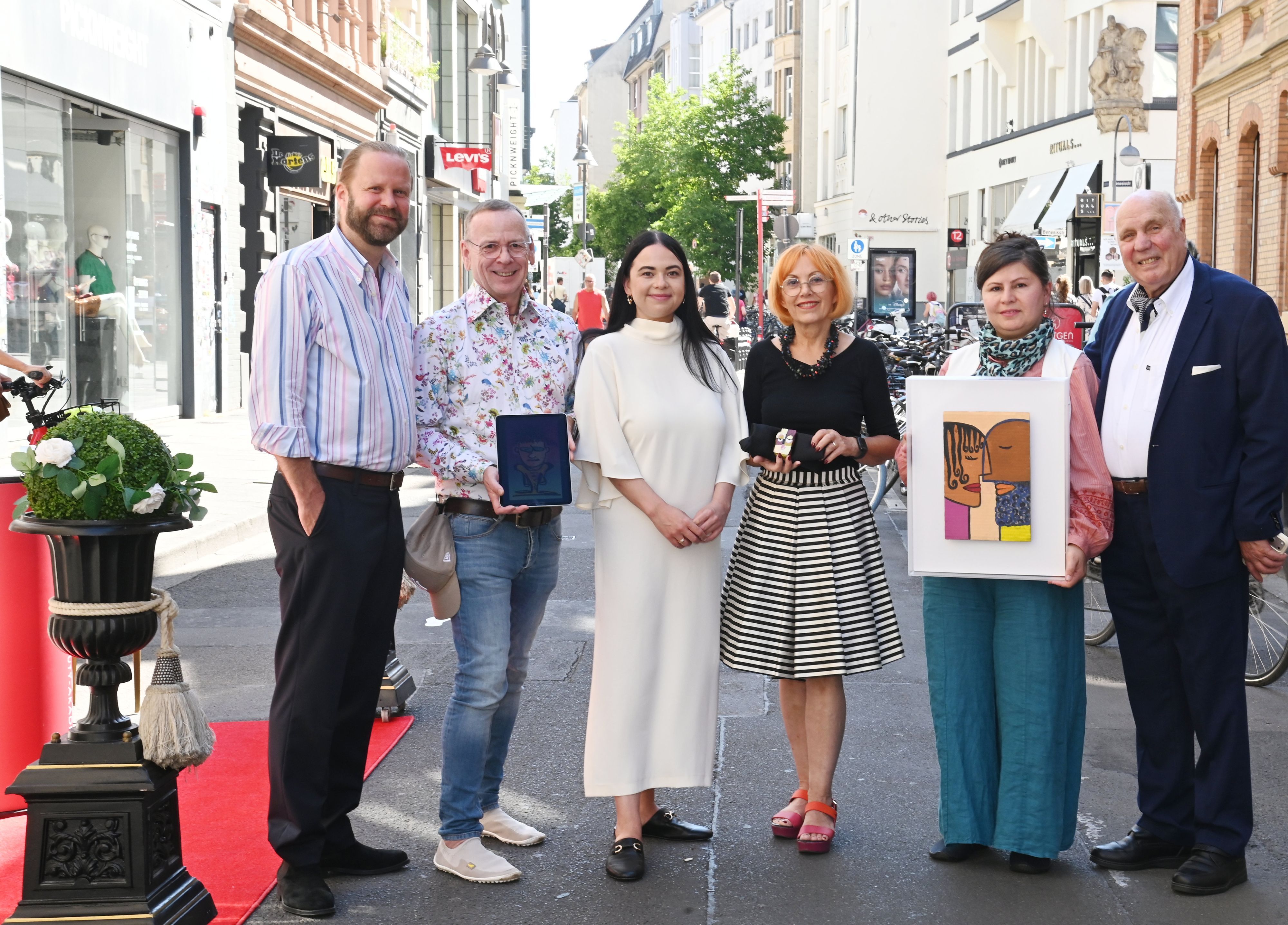 Freuen sich über die Kunstaktion auf der Ehrenstraße (v.r.n.l.): Peter Möltgen, Künstlerin Jean Nejadi, Künstlerin Lucie Albrecht, Schirmherrin Maria Helmis-Arend, Thomas Hackenberg, Initiator Roderik Helms.