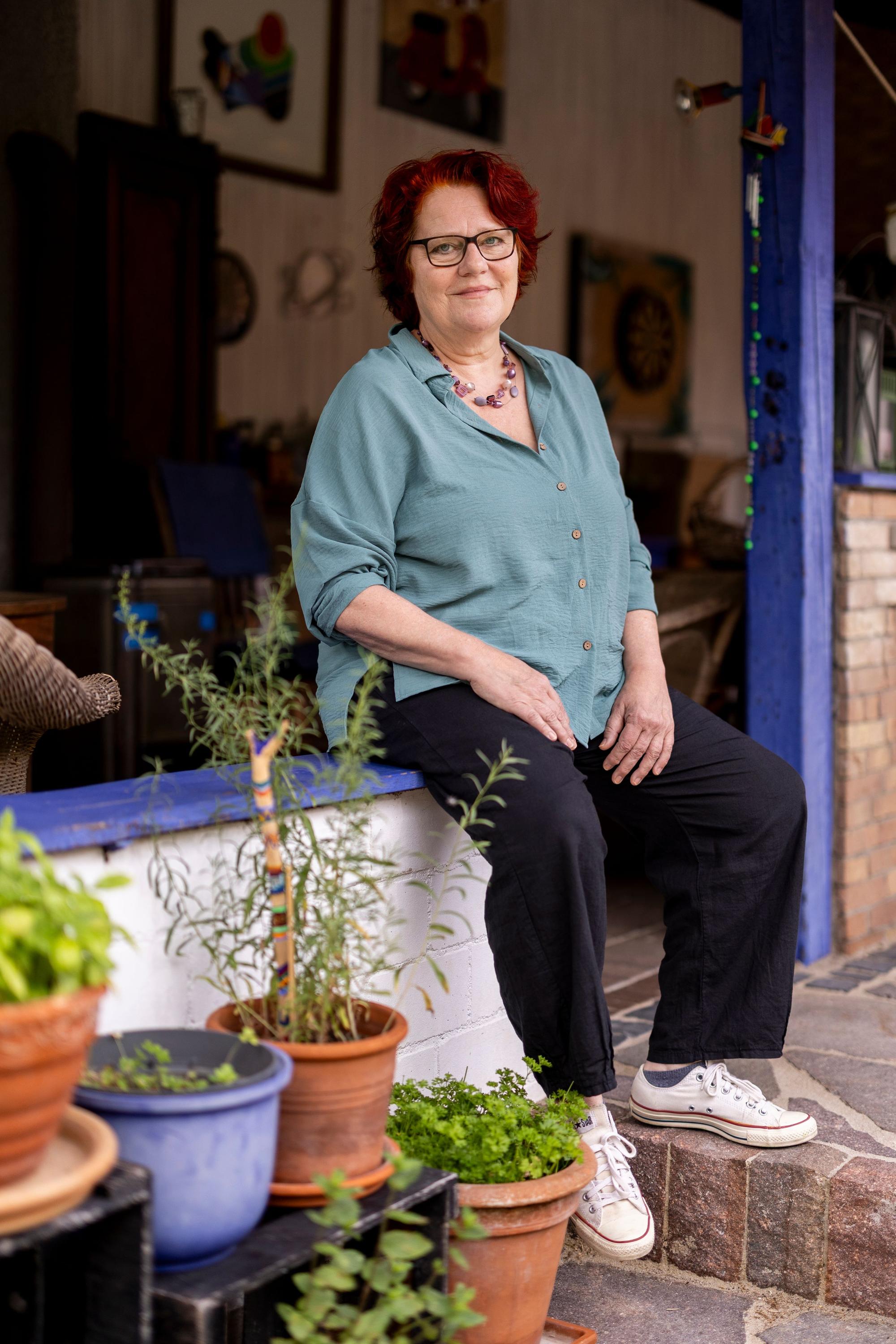 Dr. Susanne Rauprich in ihrem Garten