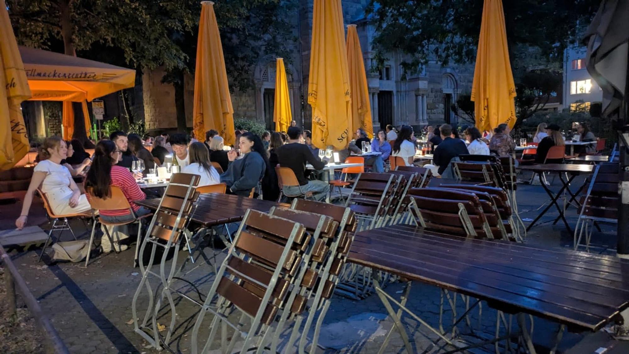 Während die Außengastronomie bei „Tante Kurt“ bislang um 22 Uhr schließen musste, durfte das „Hallmackenreuther“ direkt daneben schon zwei Stunden länger geöffnet bleiben. Jetzt gelten wieder für alle die gleichen Regeln.