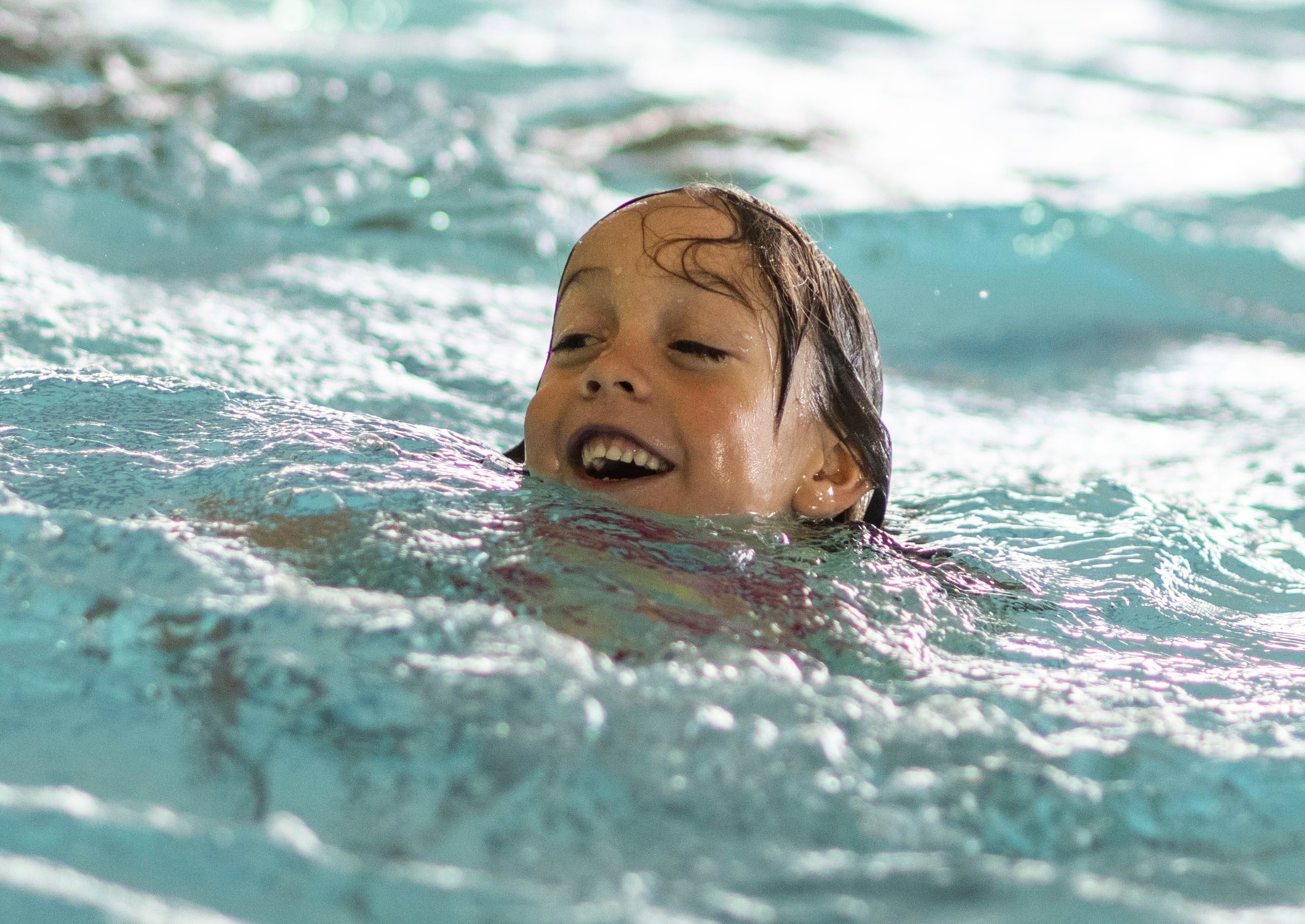 Das Bild zeigt den jungen Euskirchener, wie er schwimmt.
