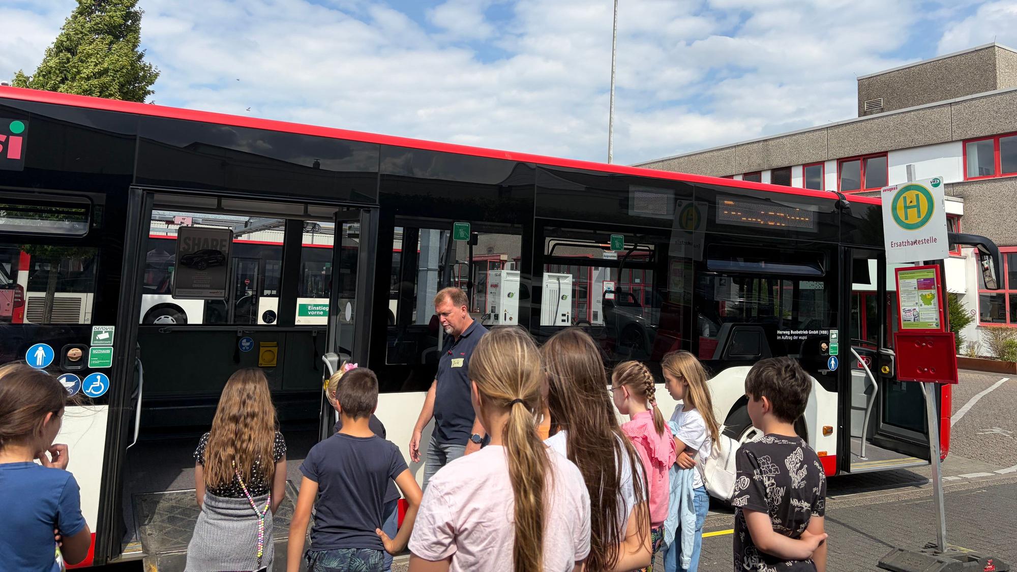 Anschauungsunterricht auf dem Betriebshof der Wupsi.