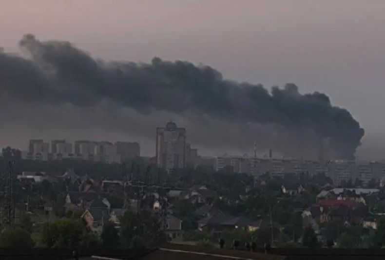 Das Bild soll die Folgen eines mutmaßlichen ukrainischen Drohnenangriffs auf Tschechow in der russischen Oblast Moskau in der Nacht zum 28. Juli 2026 zeigen.