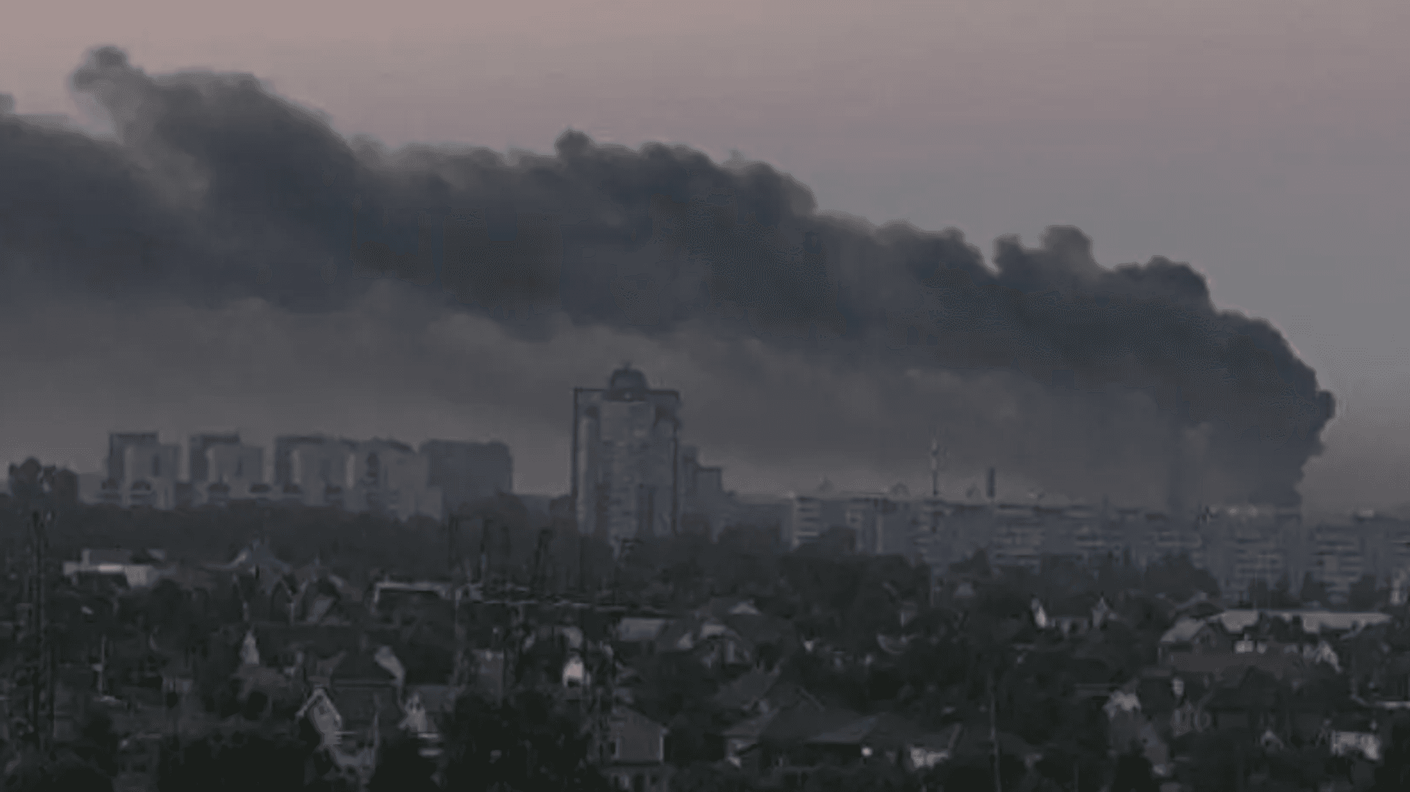 Das Bild soll die Folgen eines mutmaßlichen ukrainischen Drohnenangriffs auf Tschechow in der russischen Oblast Moskau in der Nacht zum 28. Juli 2026 zeigen.