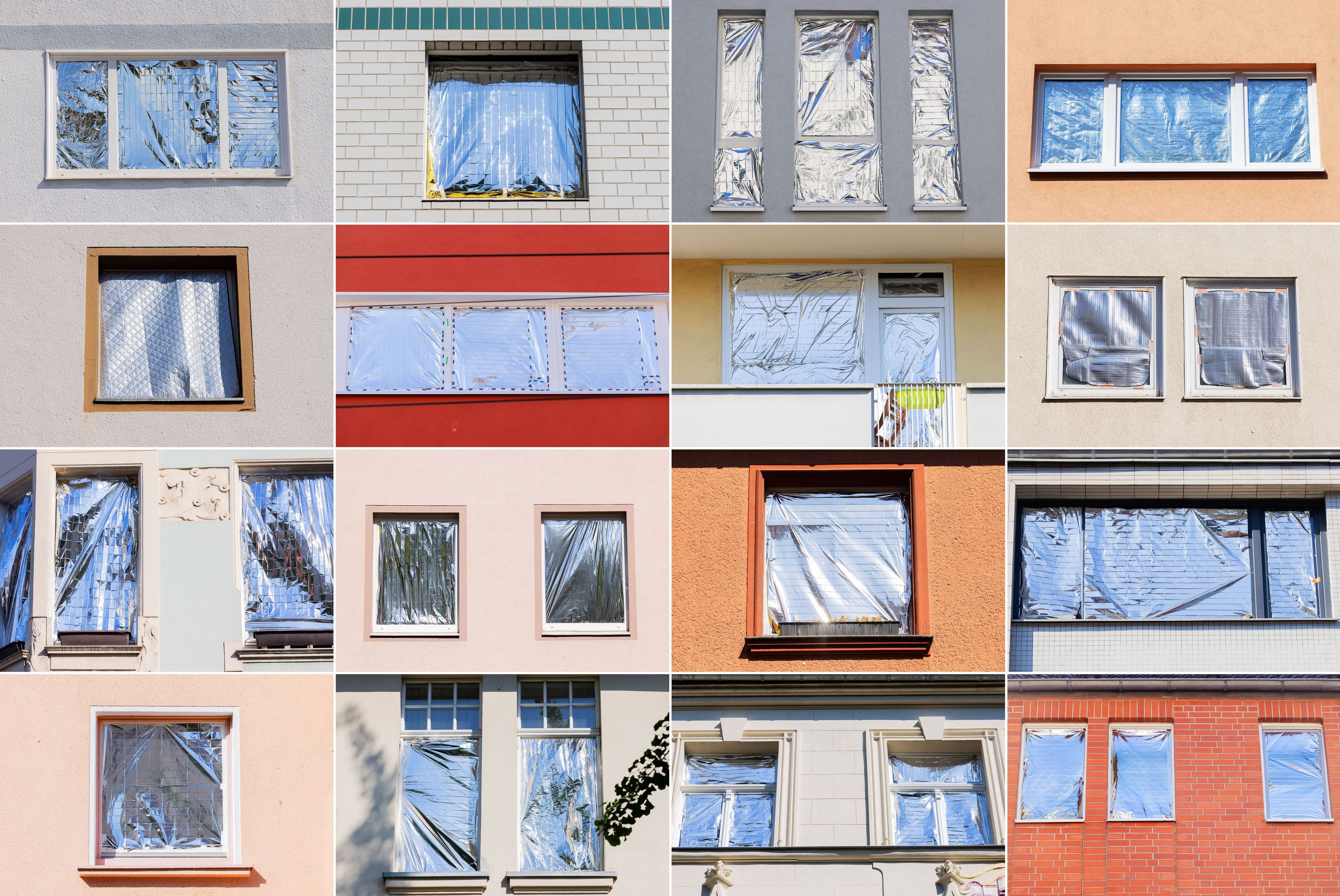Auf dieser Bildkombo sind verschiedene Fenster in Köln zu sehen. Menschen schützen ihre Wohnungen mit Rettungsdecken, die mit Aluminium beschichtet sind, vor der Hitze und der Sonne.