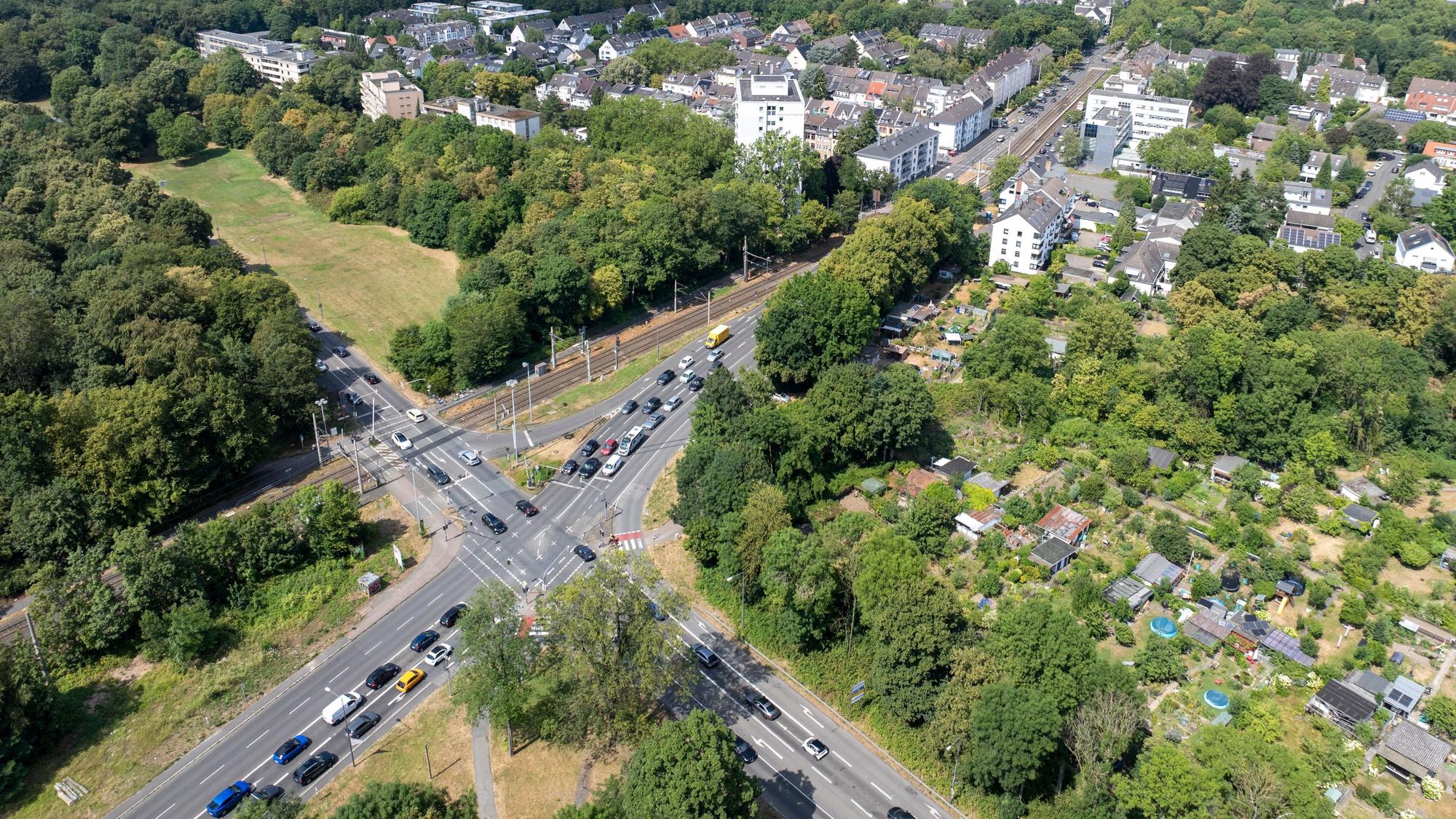 Die Luxemburger Straße führt vom Militärring in Richtung Kölner Innenstadt.