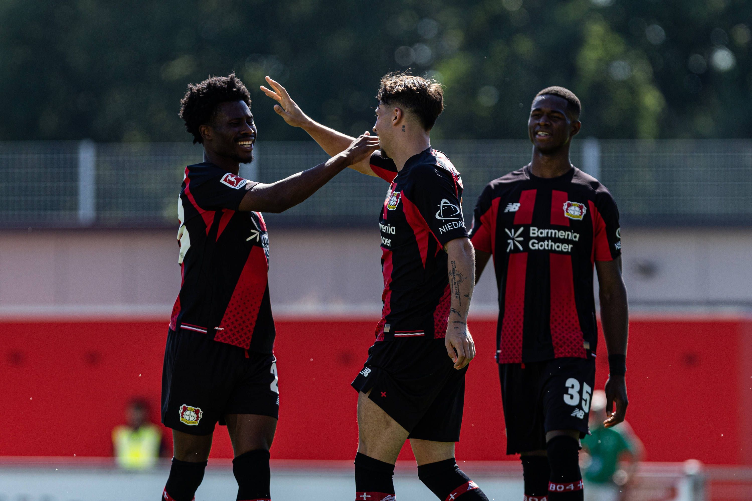 Bayers Nathan Tella (l.), Afonso Moreira und Christian Kofane im Testspiel gegen den KRC Genk.